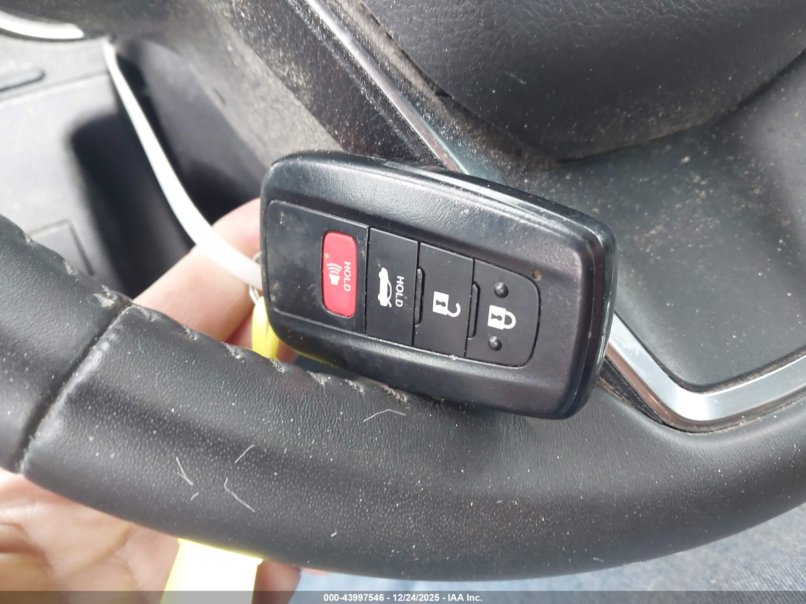 TOYOTA CAMRY image 11