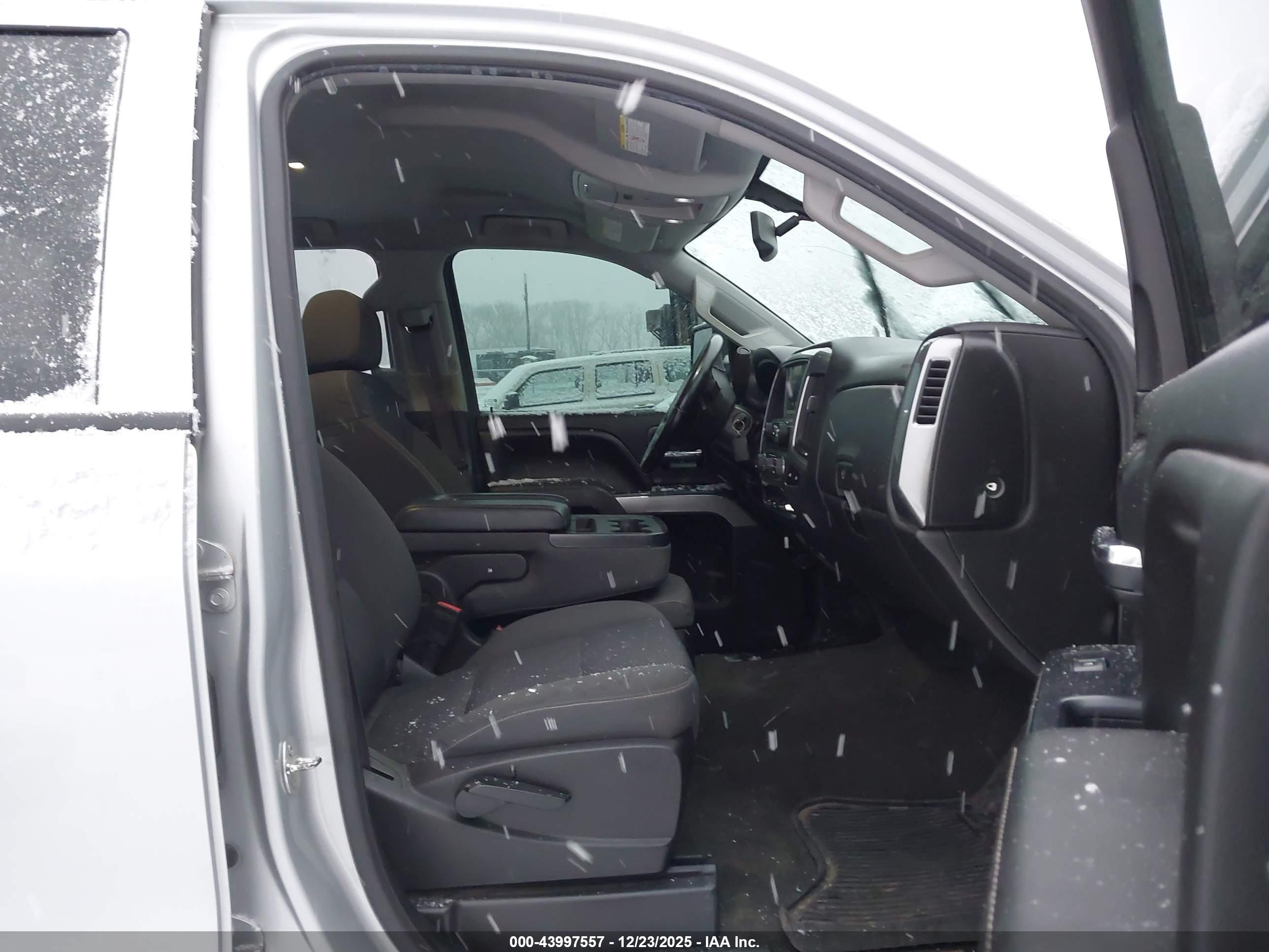 CHEVROLET SILVERADO image 5