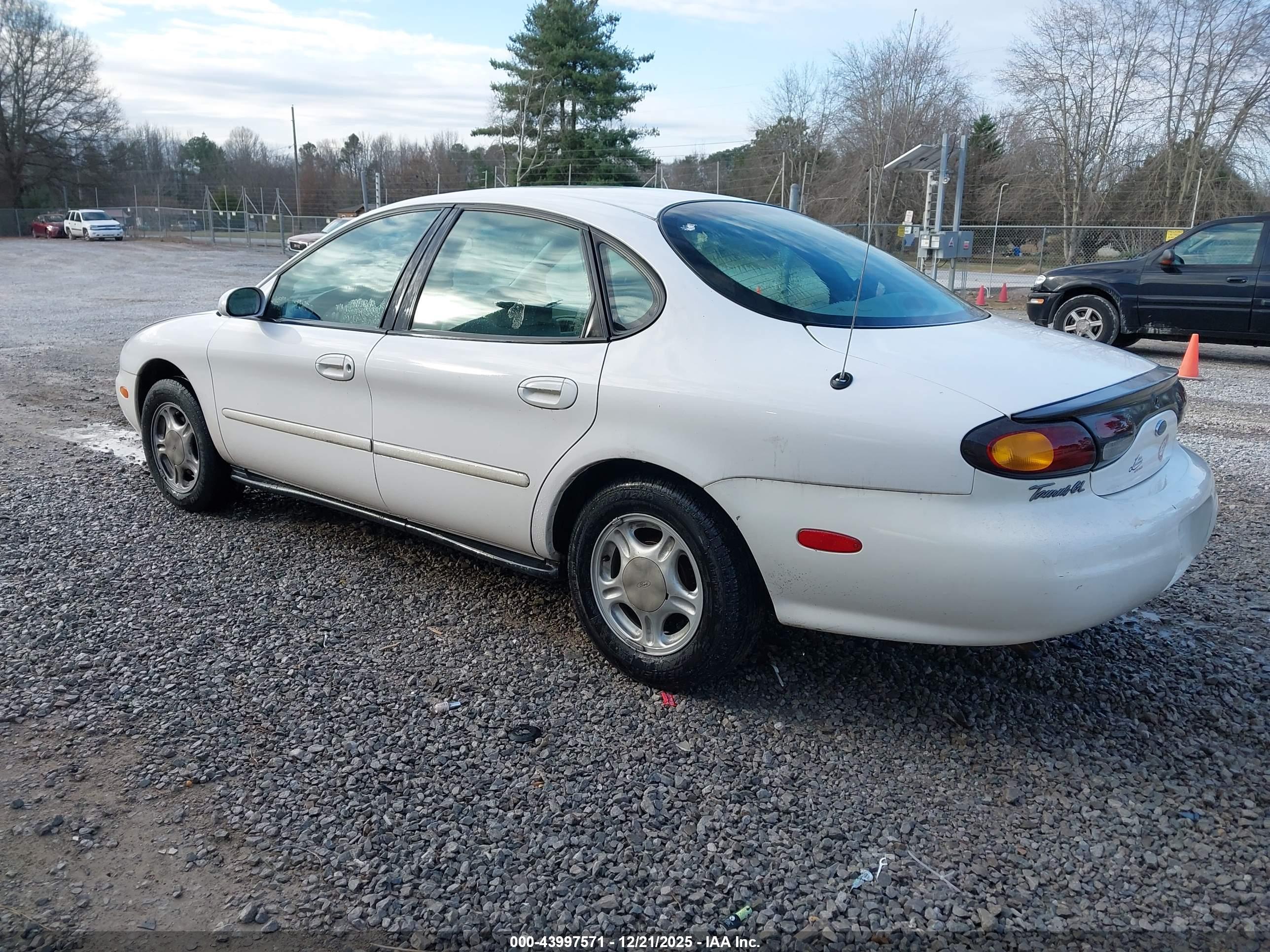 FORD TAURUS image 3