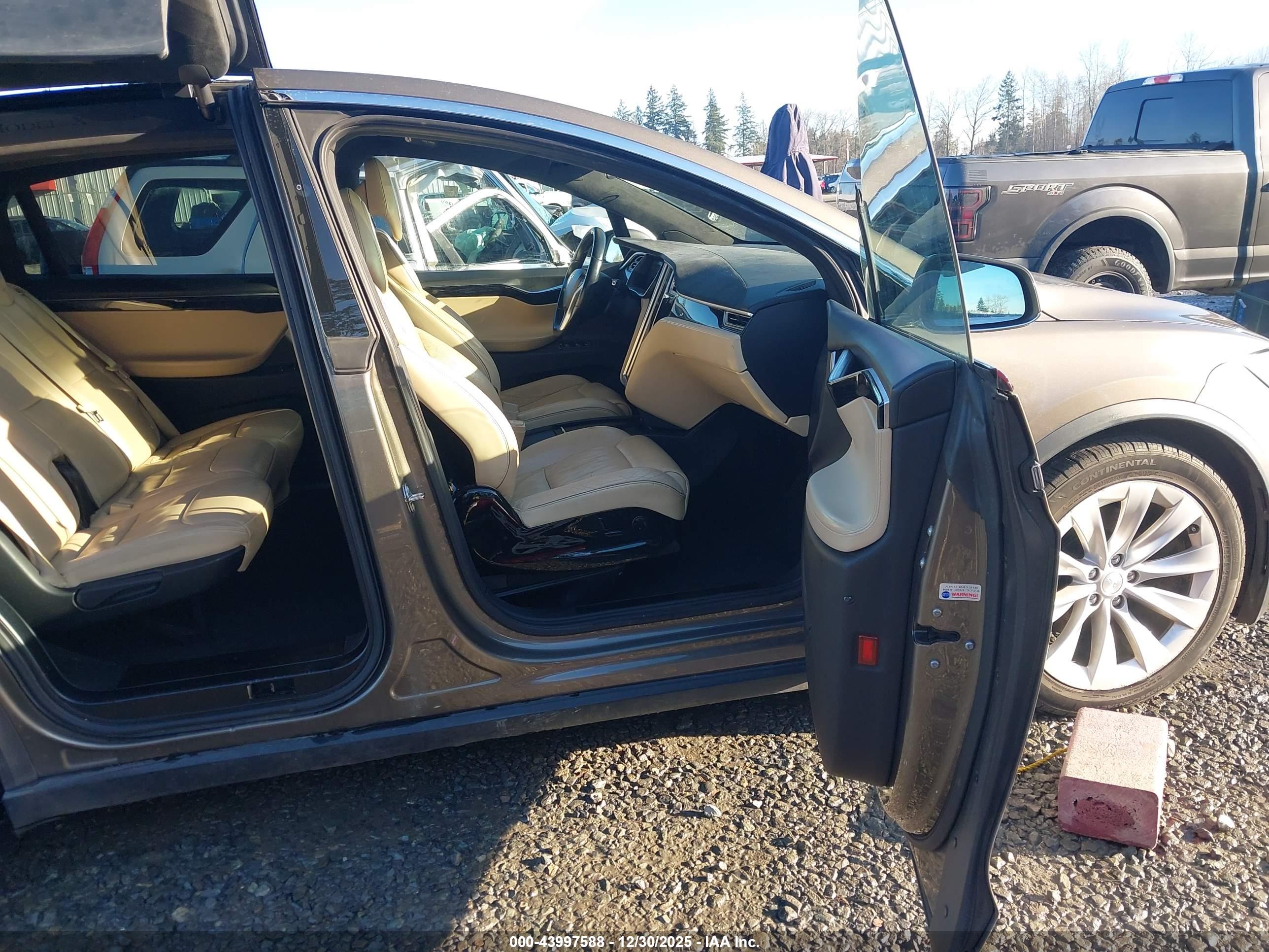 TESLA MODEL image 5