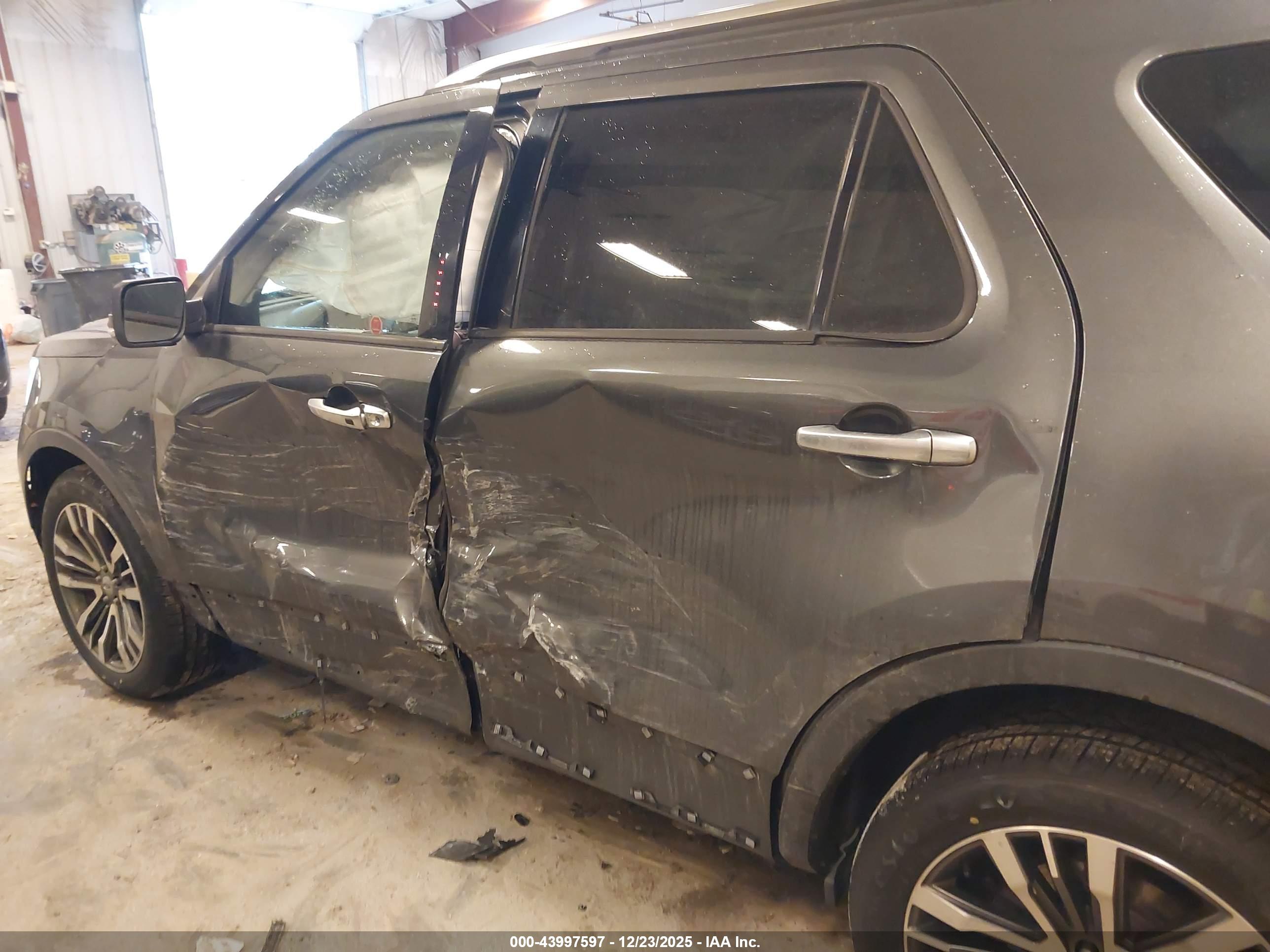 FORD EXPLORER image 6