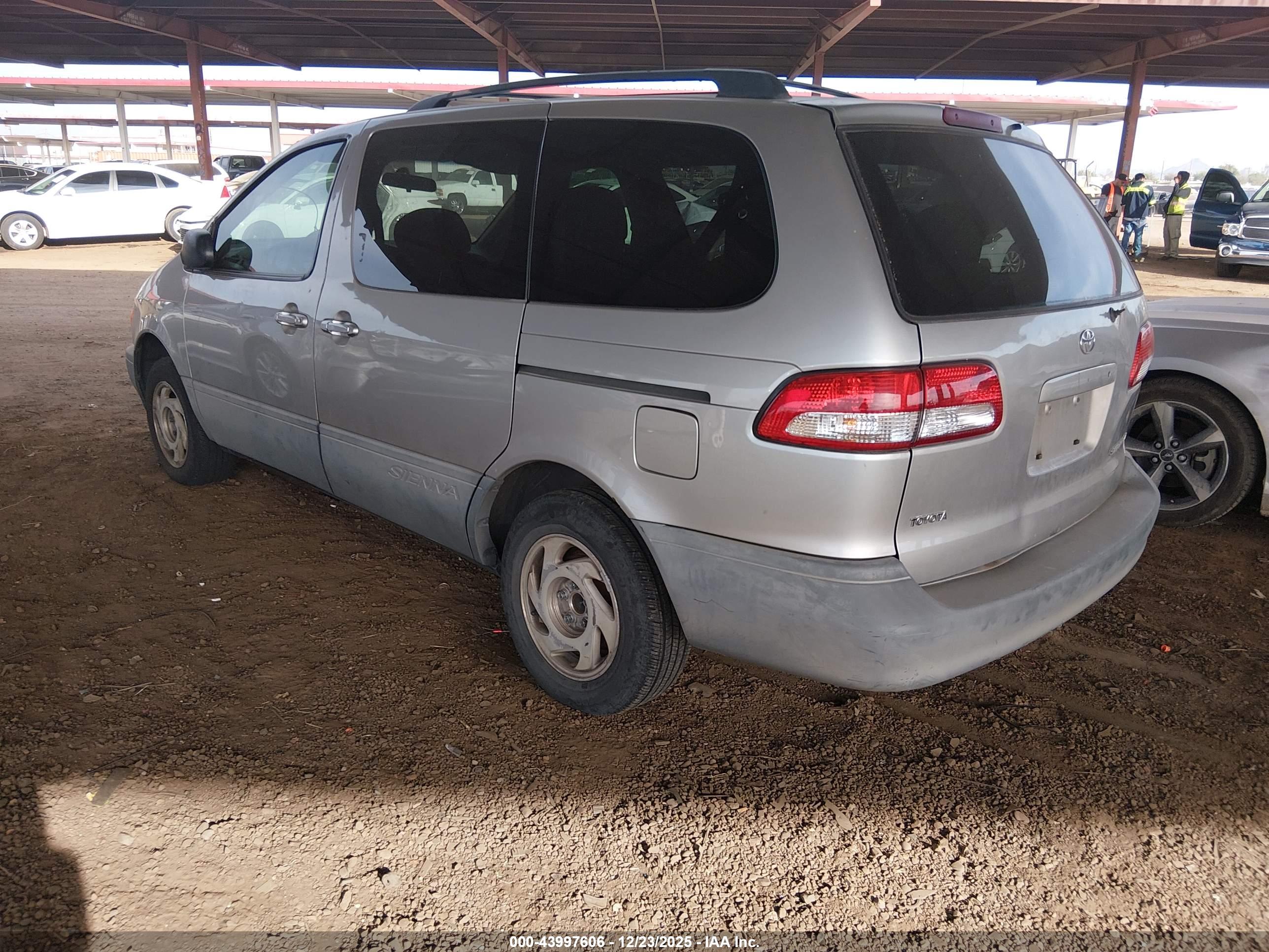 TOYOTA SIENNA image 3