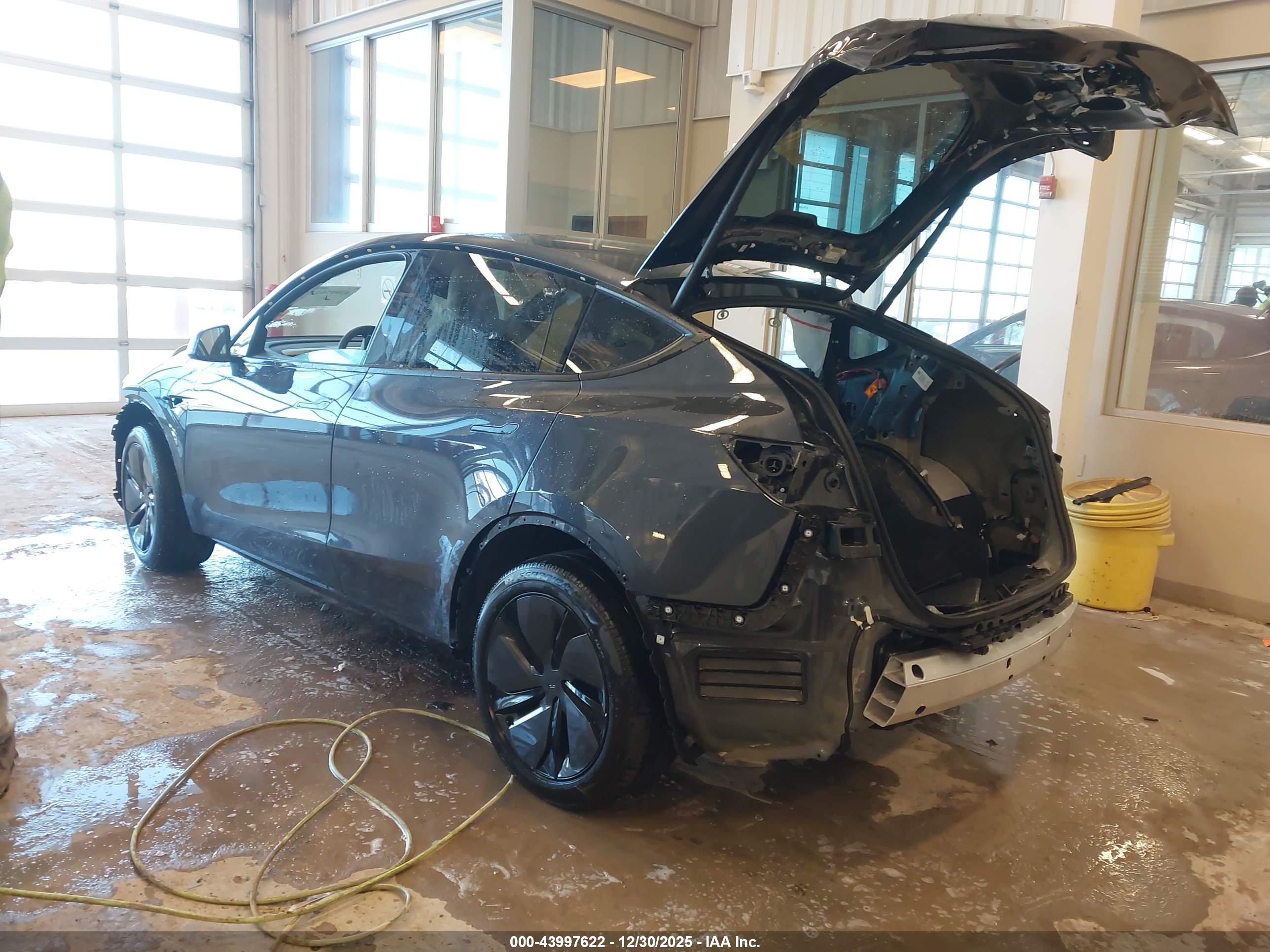 TESLA MODEL image 3
