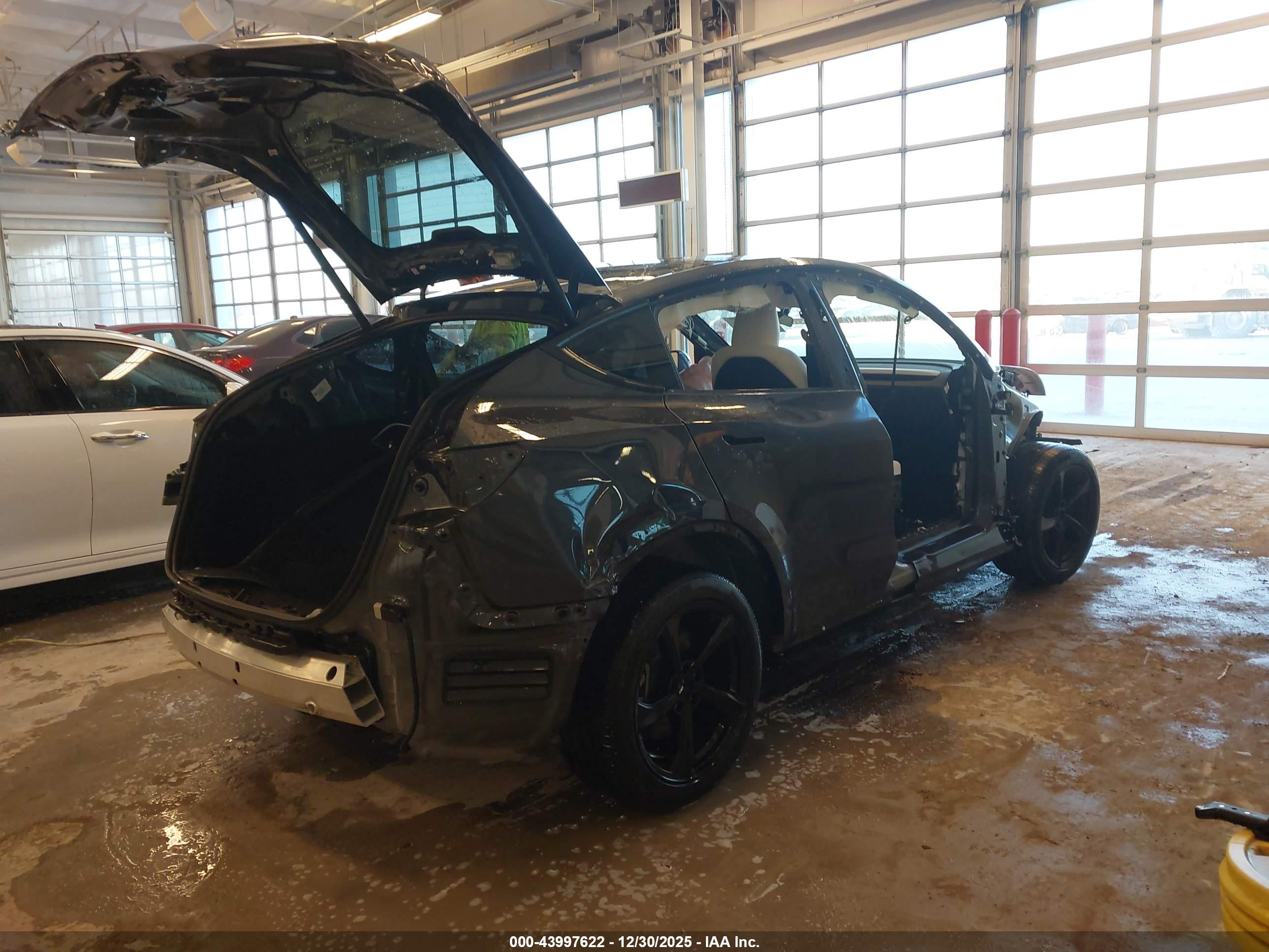 TESLA MODEL image 4