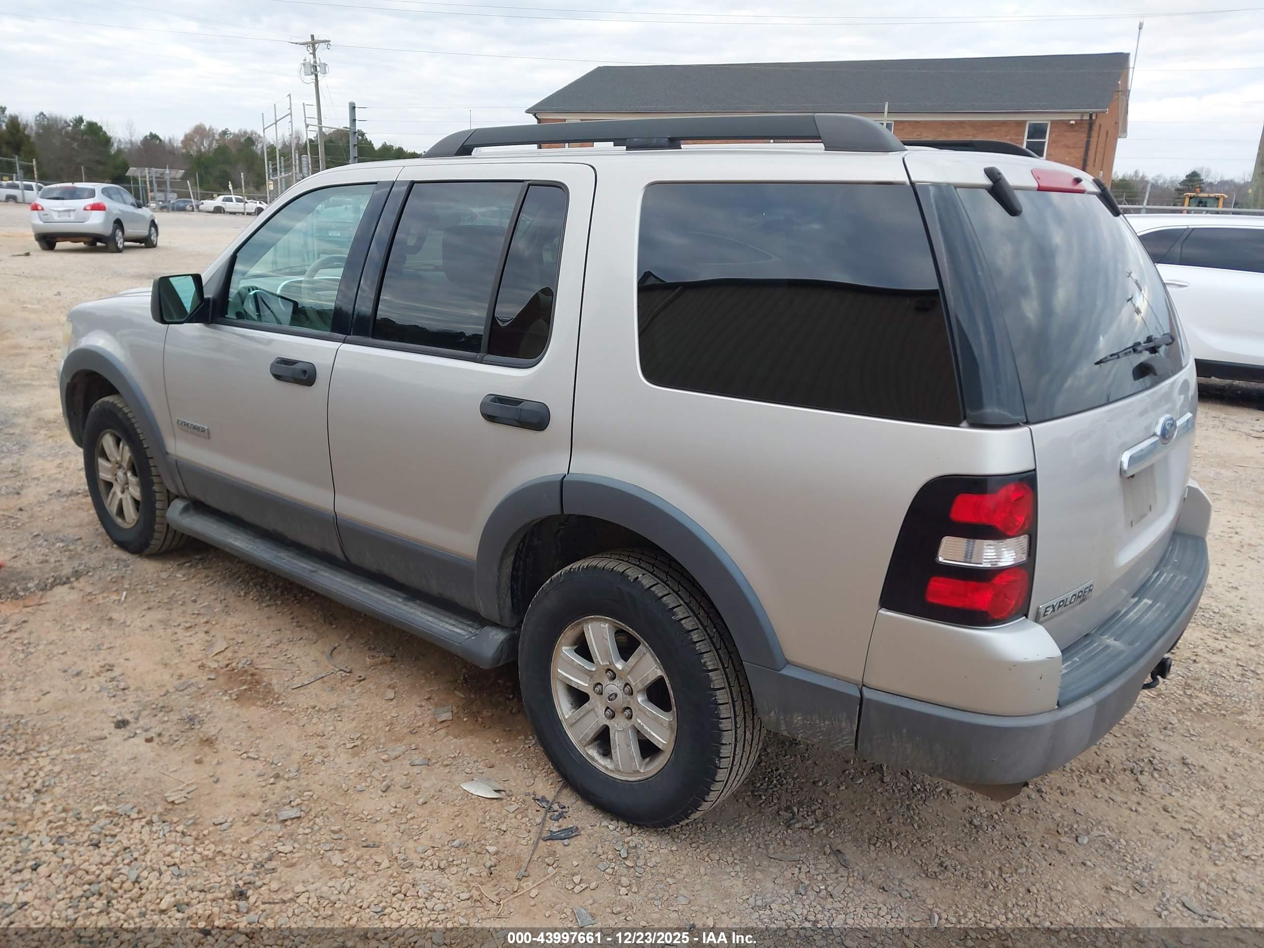 FORD EXPLORER image 3