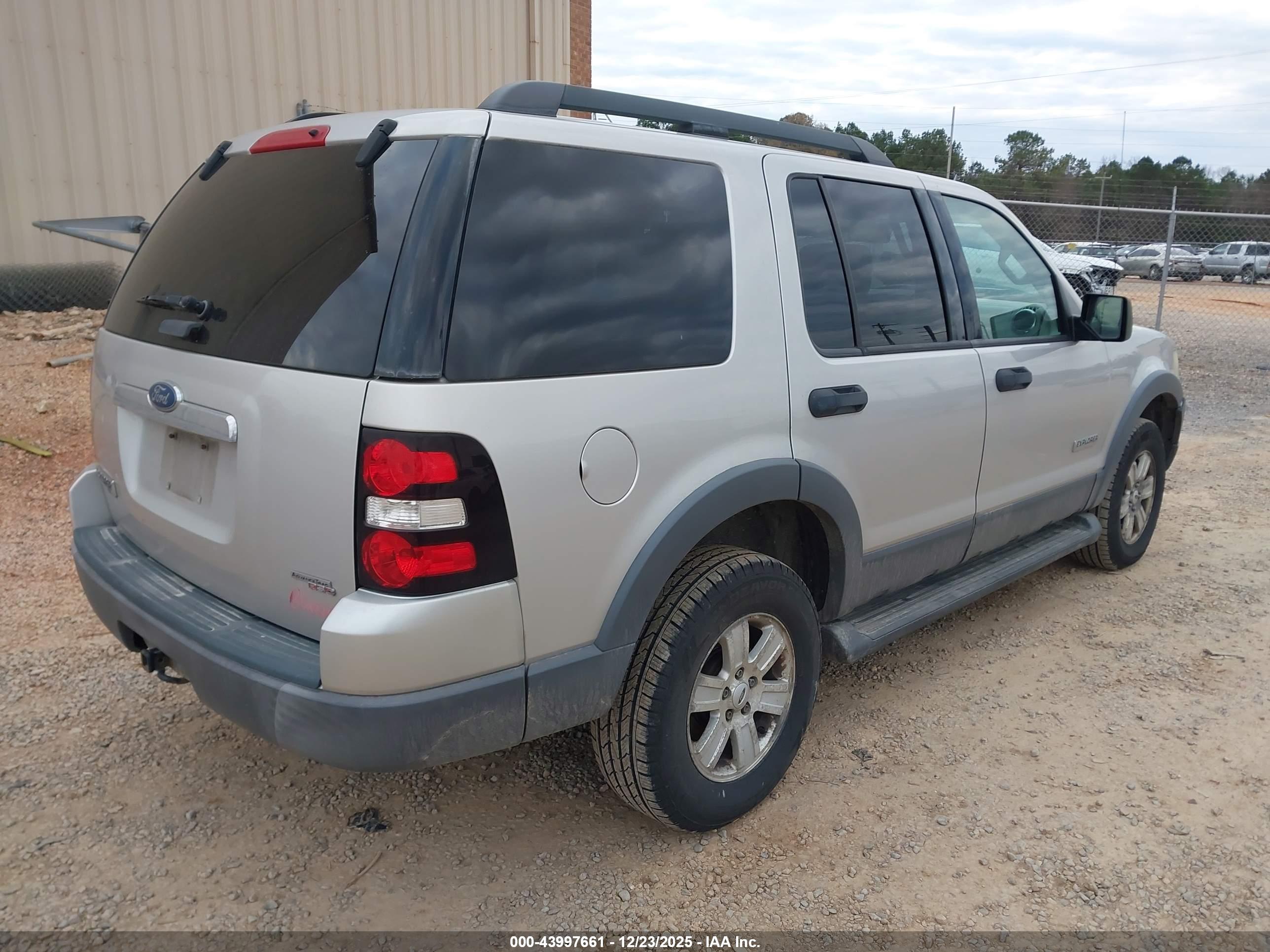 FORD EXPLORER image 4