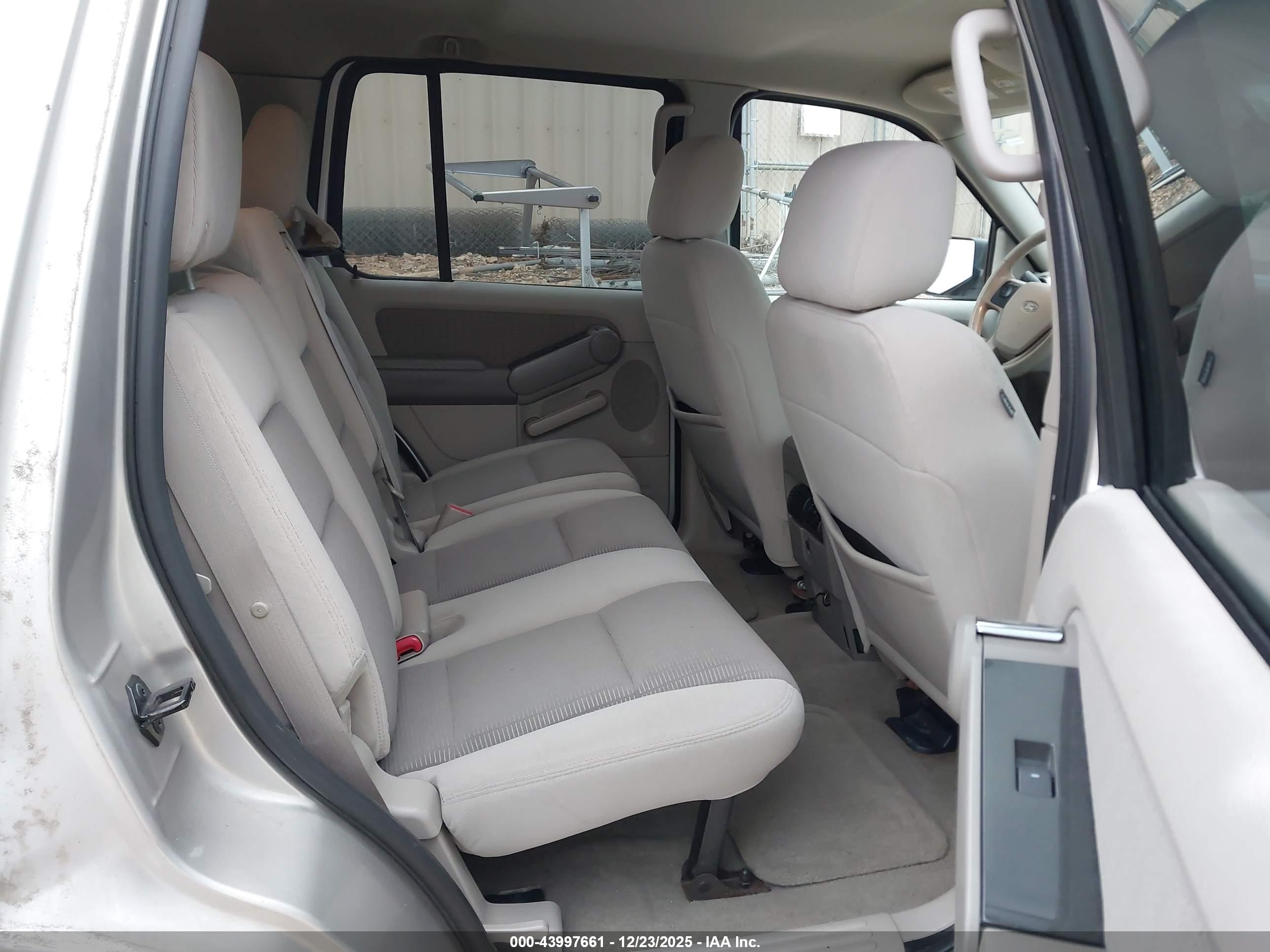 FORD EXPLORER image 8