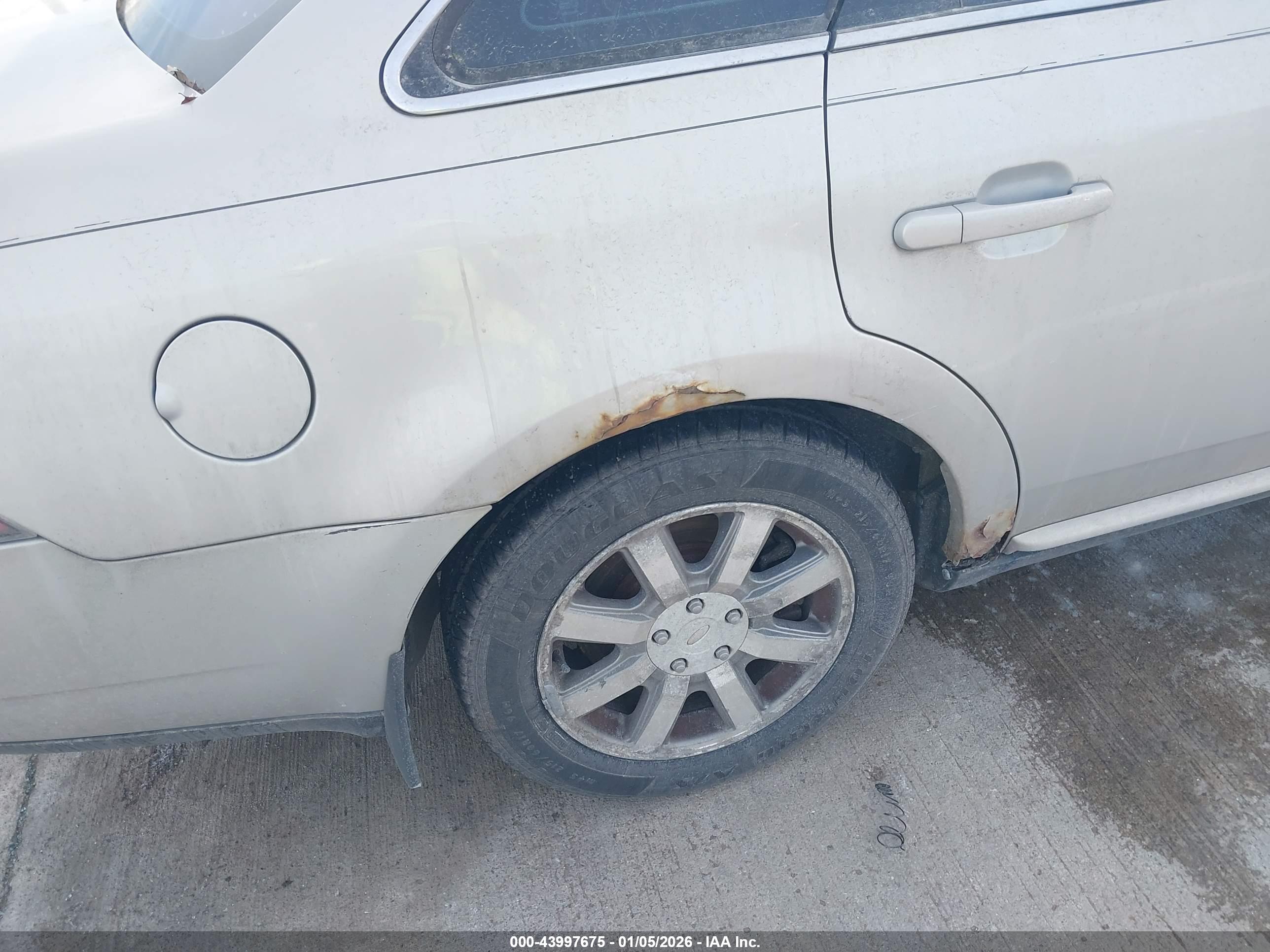 FORD TAURUS image 6