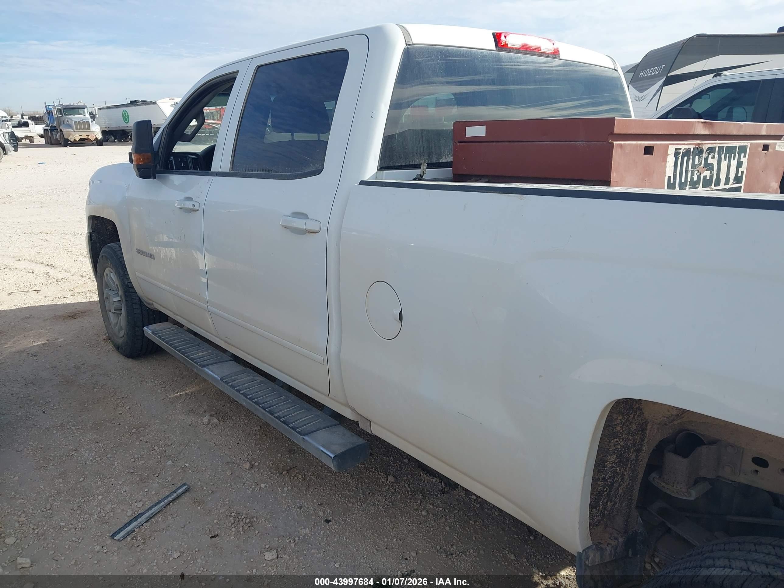 CHEVROLET SILVERADO image 3