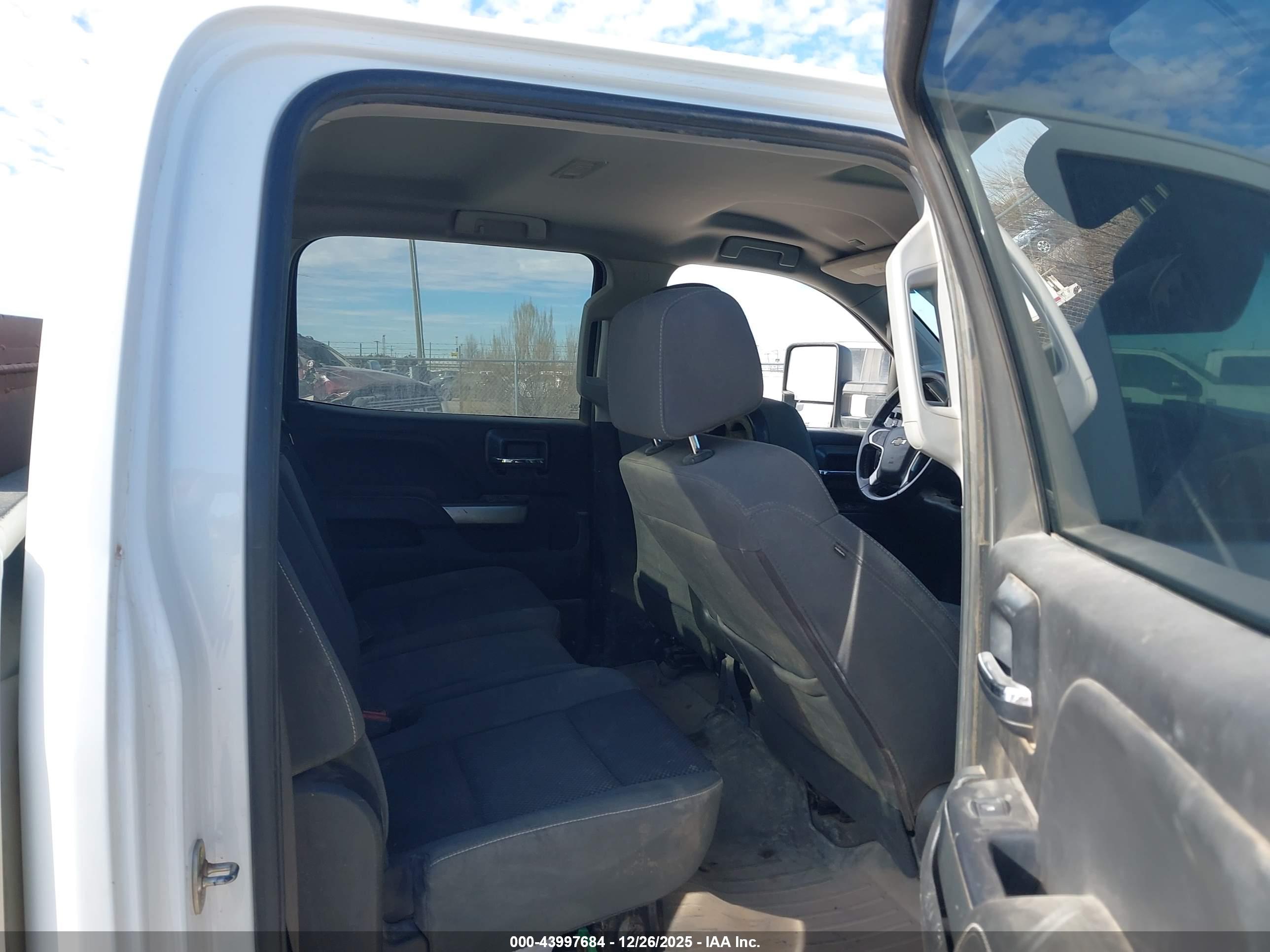 CHEVROLET SILVERADO image 8