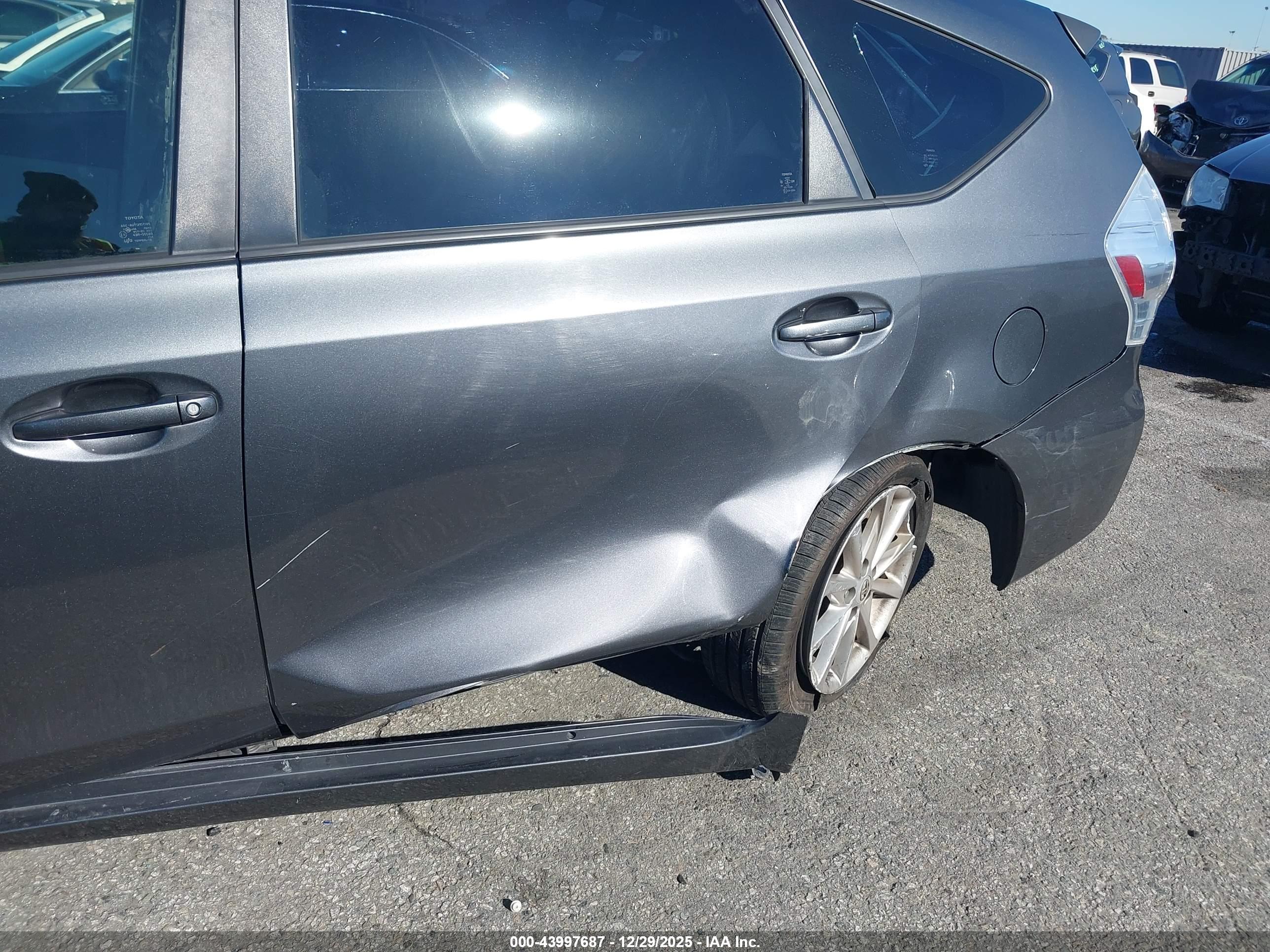 TOYOTA PRIUS image 6