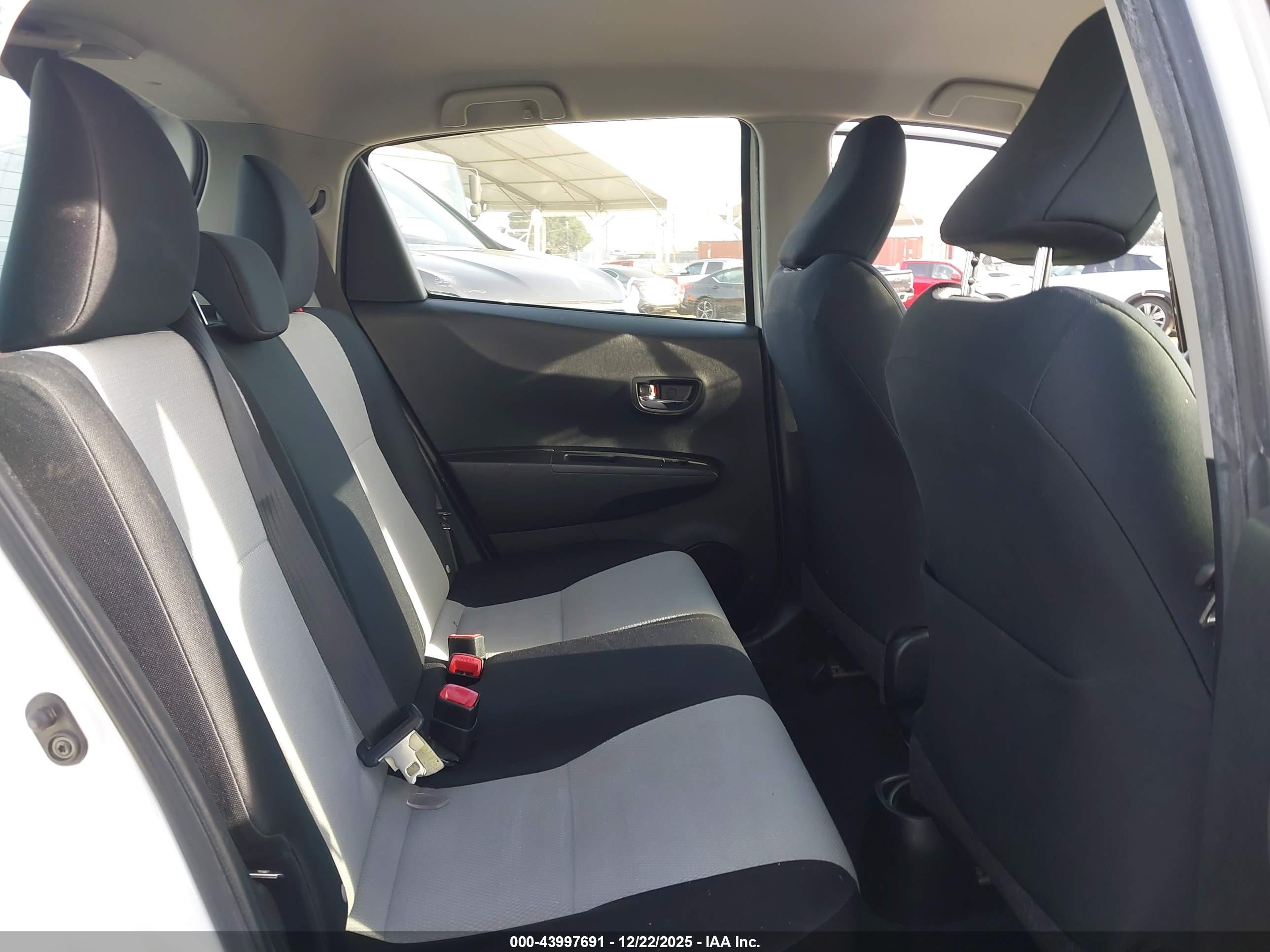 TOYOTA YARIS image 8