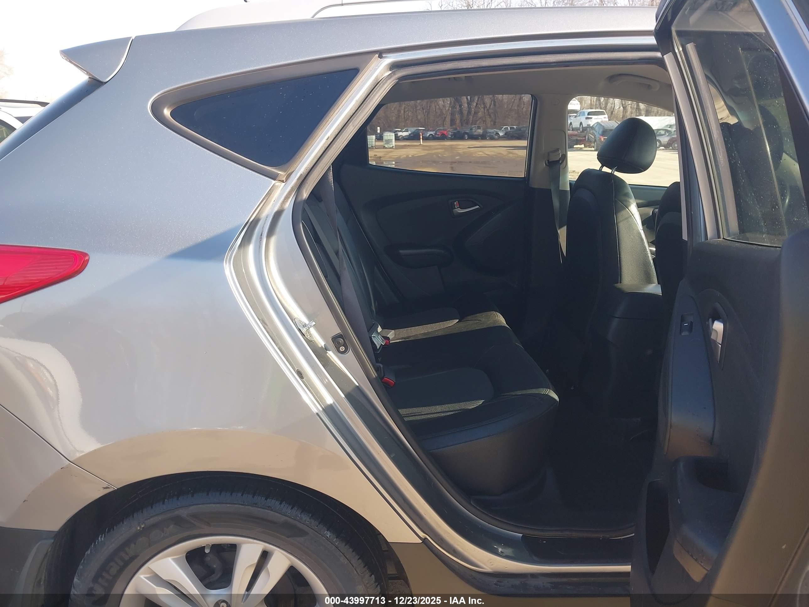 HYUNDAI TUCSON image 8