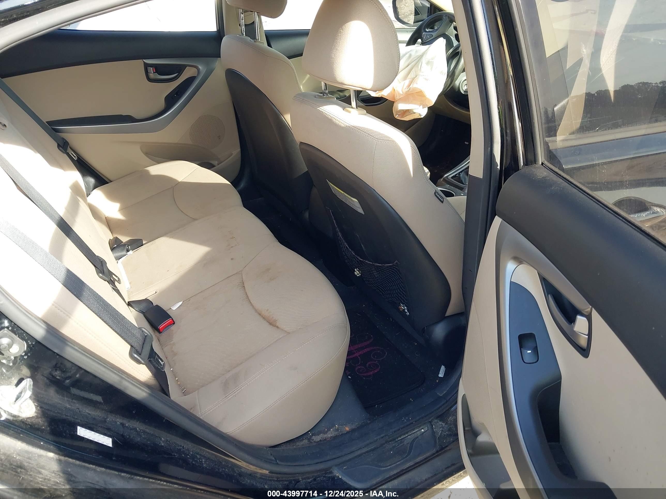 HYUNDAI ELANTRA image 8