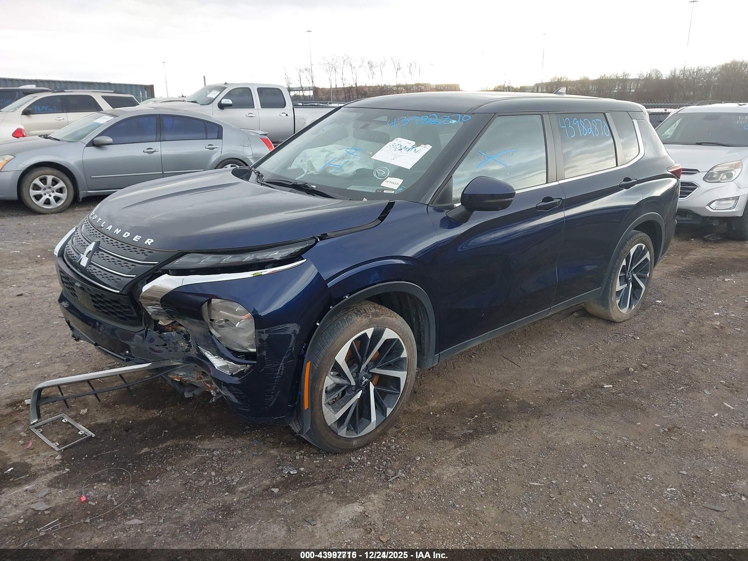 MITSUBISHI OUTLANDER image 2