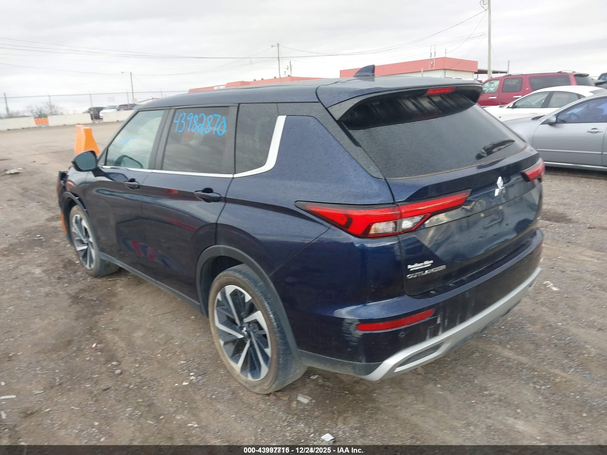 MITSUBISHI OUTLANDER image 3