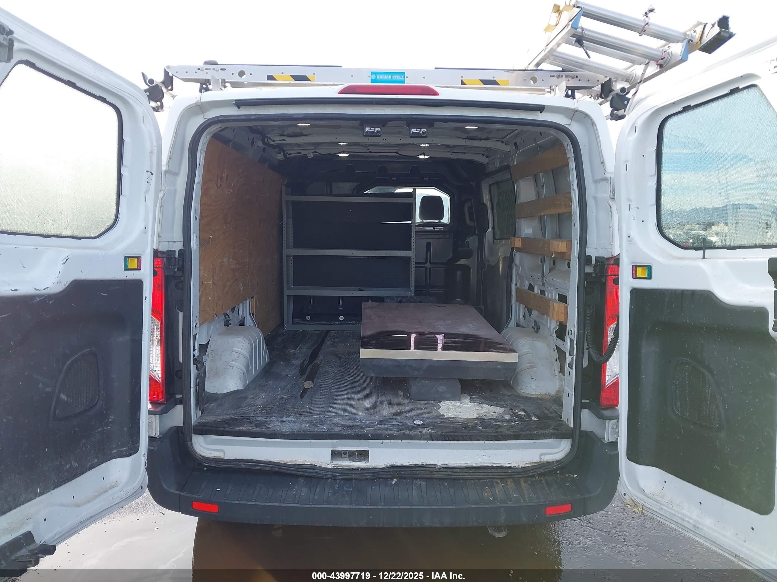 FORD TRANSIT-250 image 8