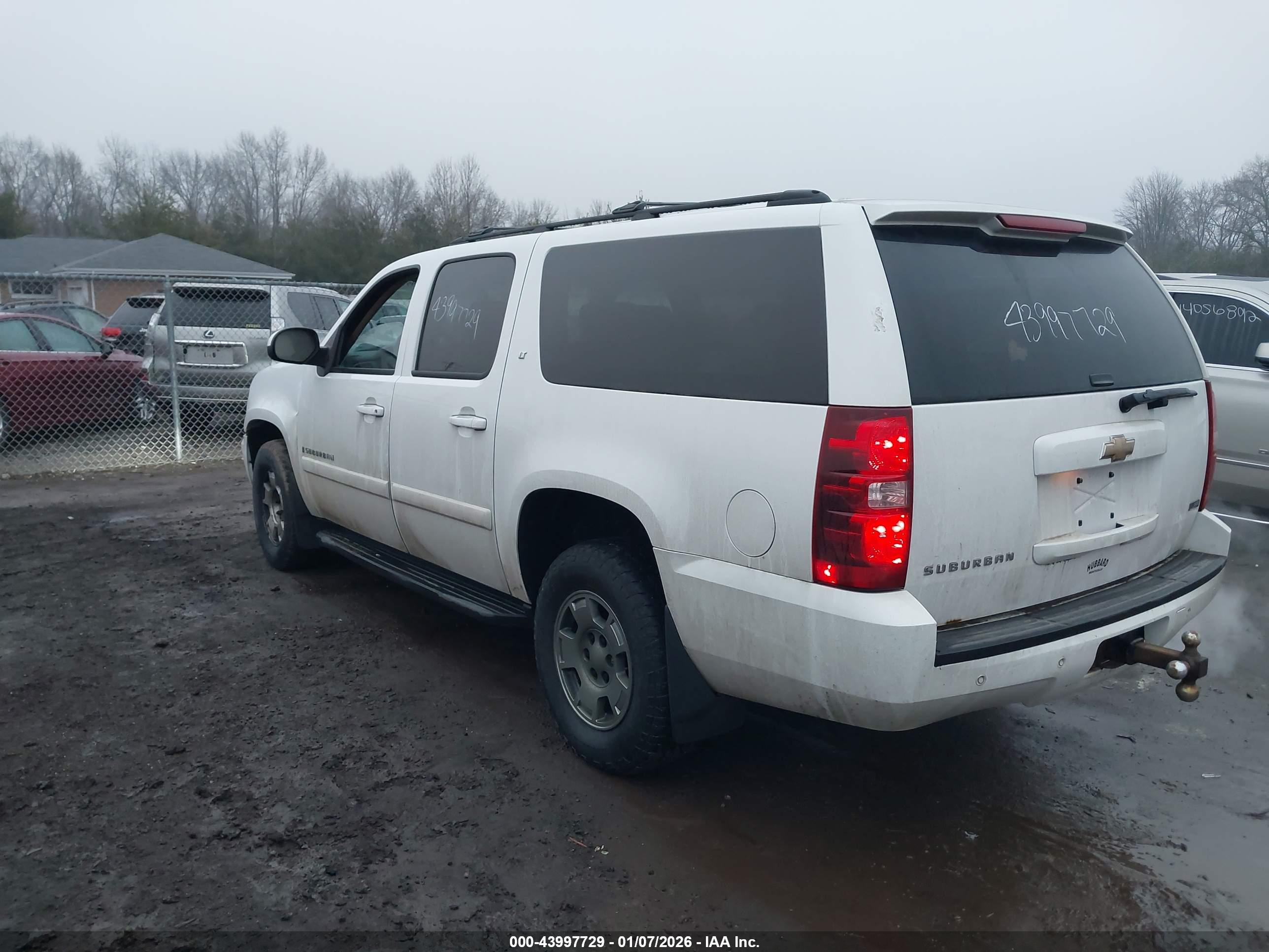 CHEVROLET SUBURBAN image 3