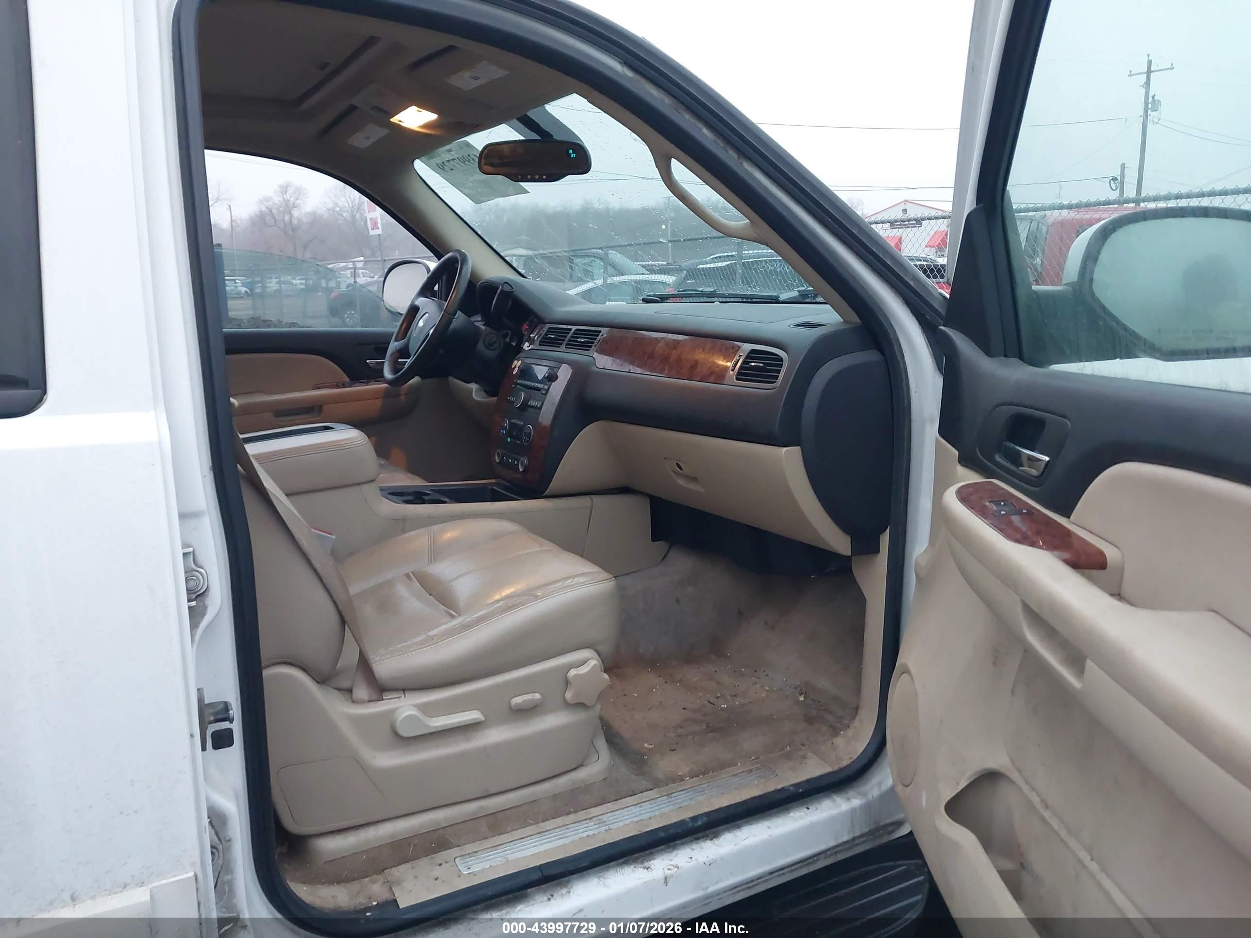 CHEVROLET SUBURBAN image 5