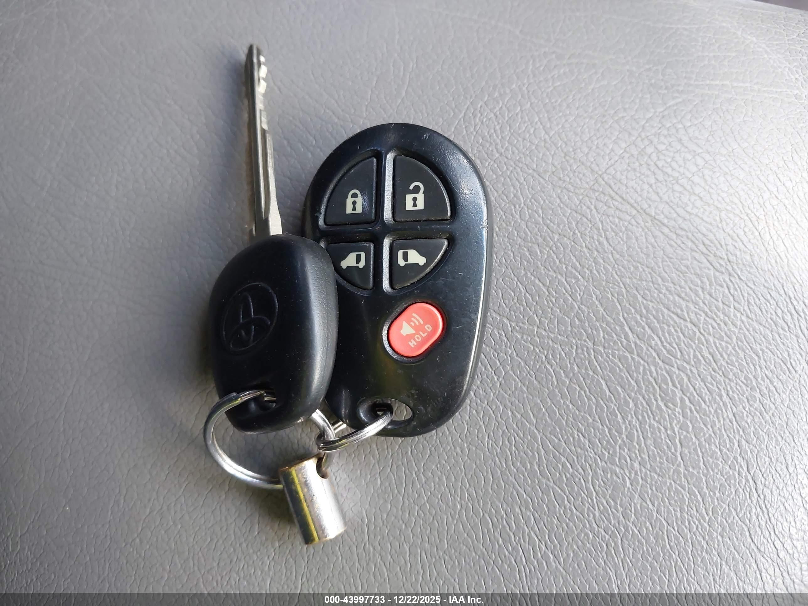 TOYOTA SIENNA image 11