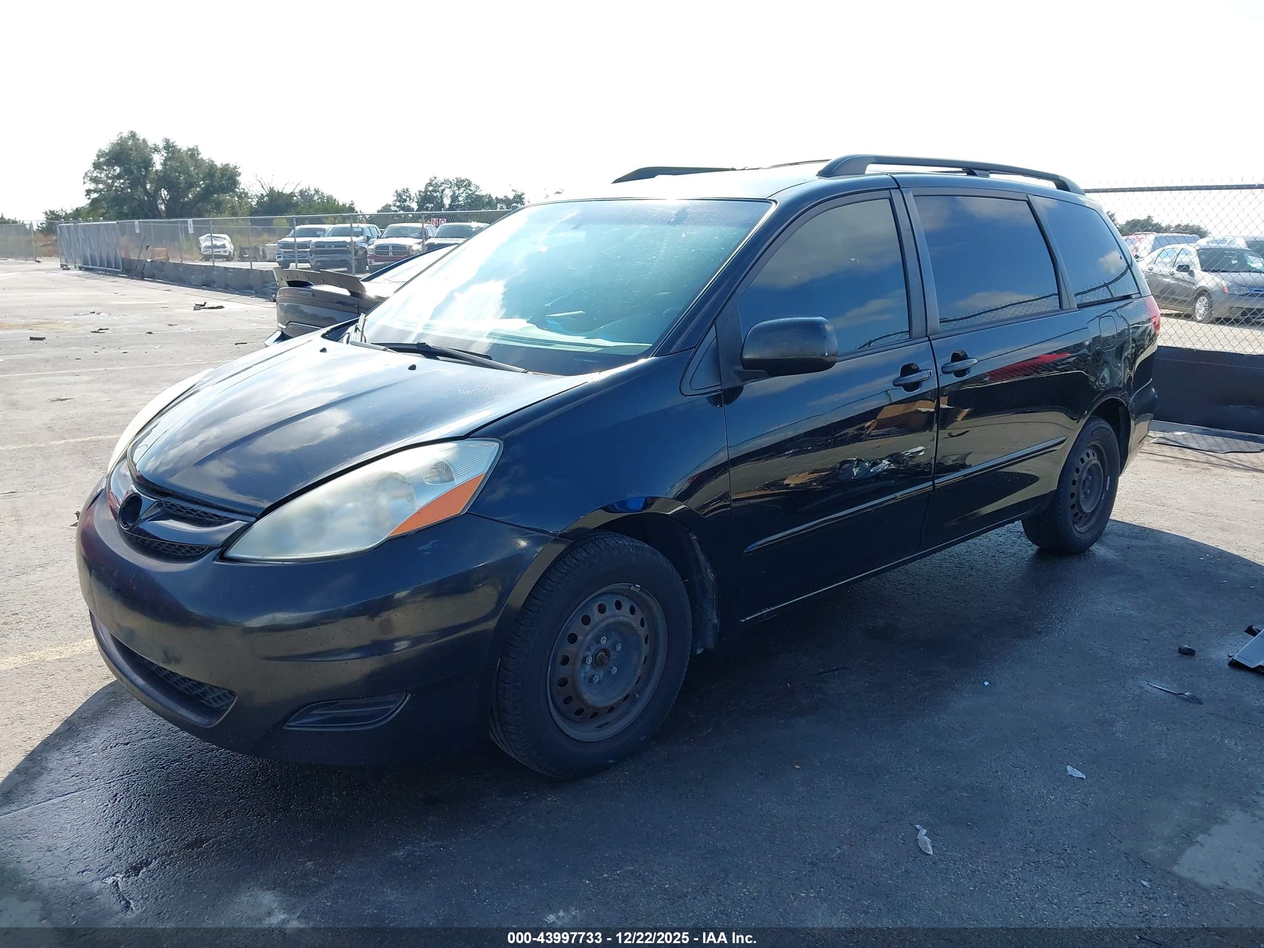 TOYOTA SIENNA image 2