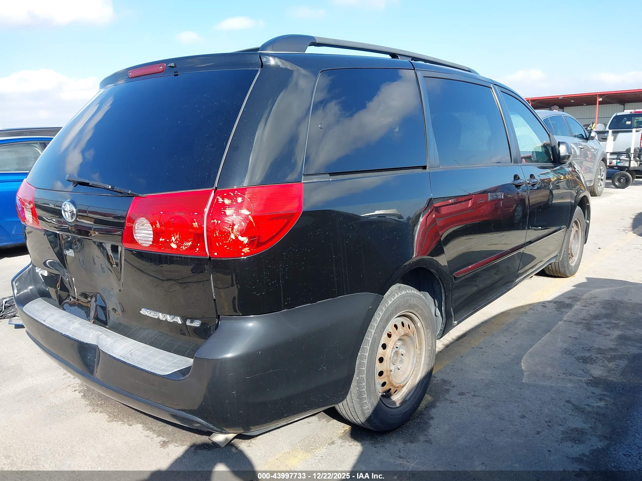 TOYOTA SIENNA image 4