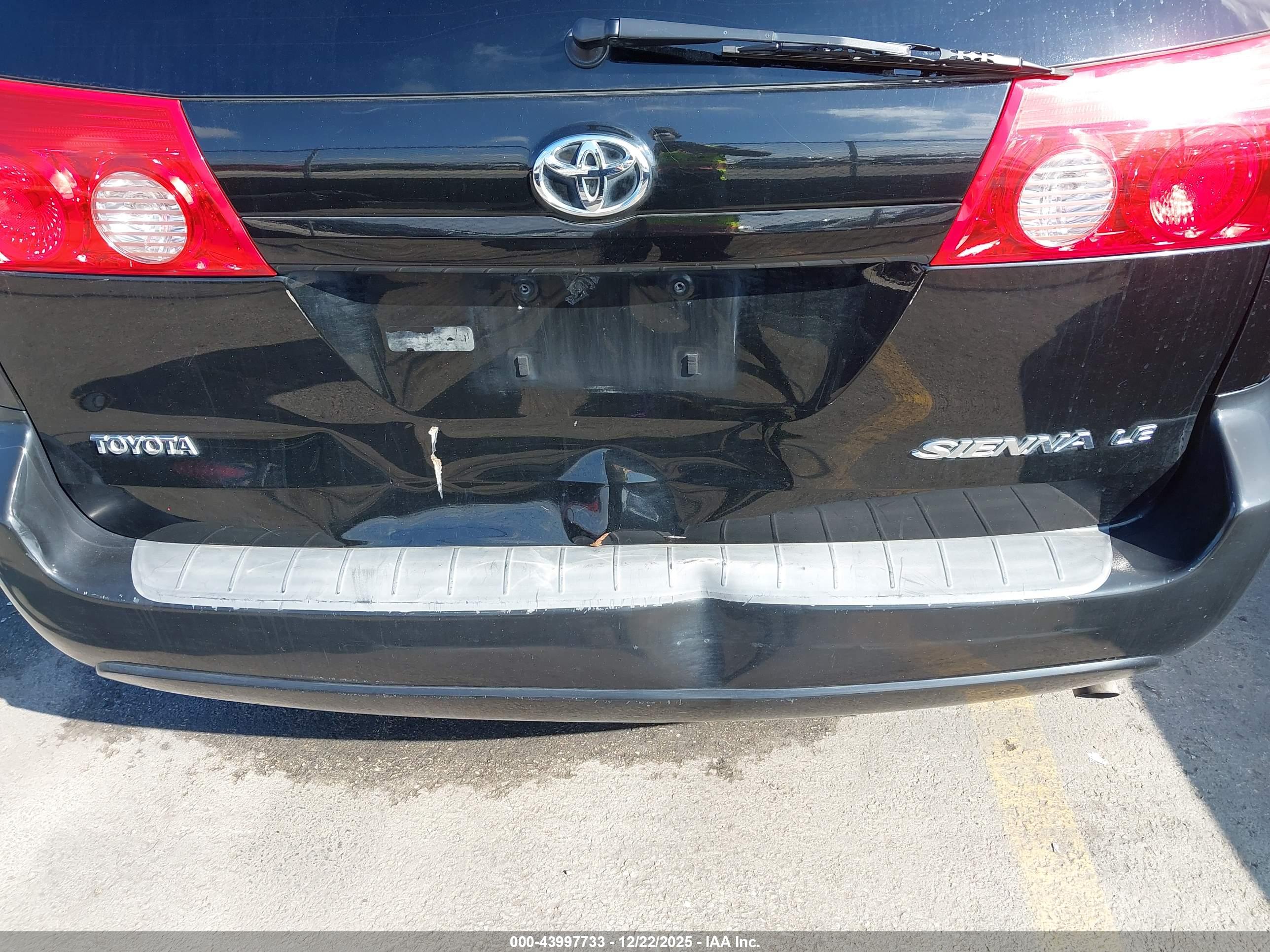 TOYOTA SIENNA image 6