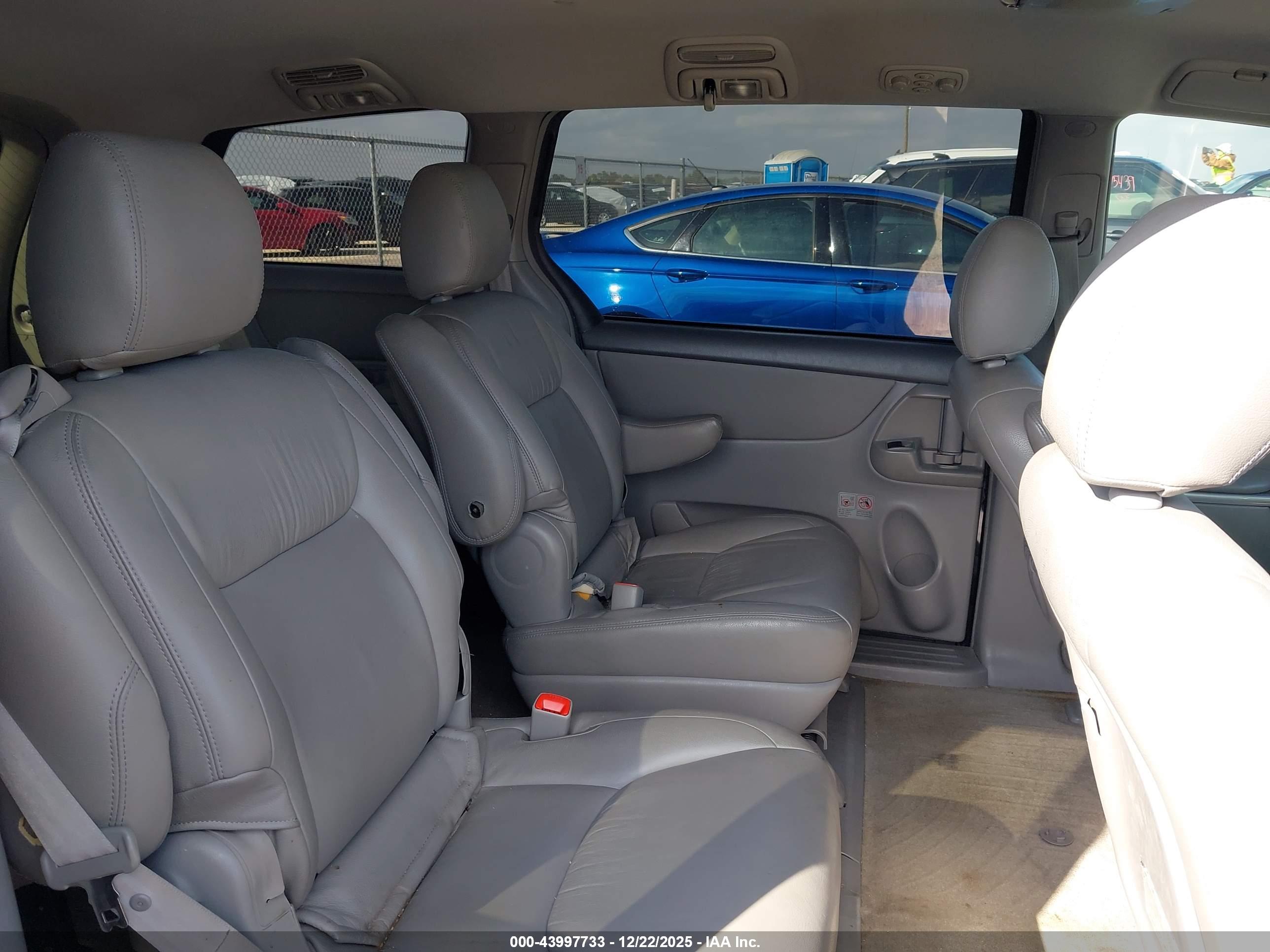 TOYOTA SIENNA image 8