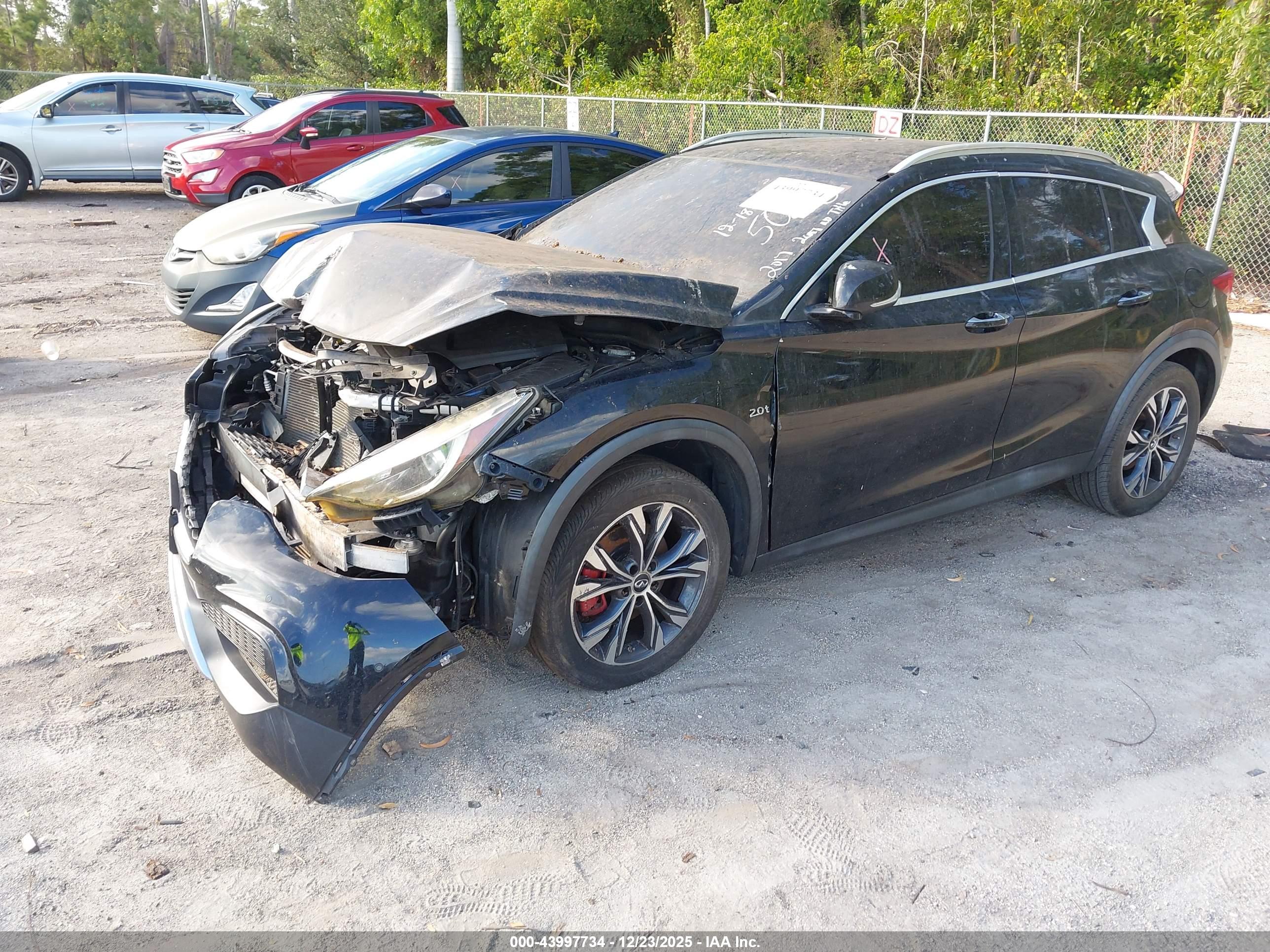 INFINITI QX30 image 2