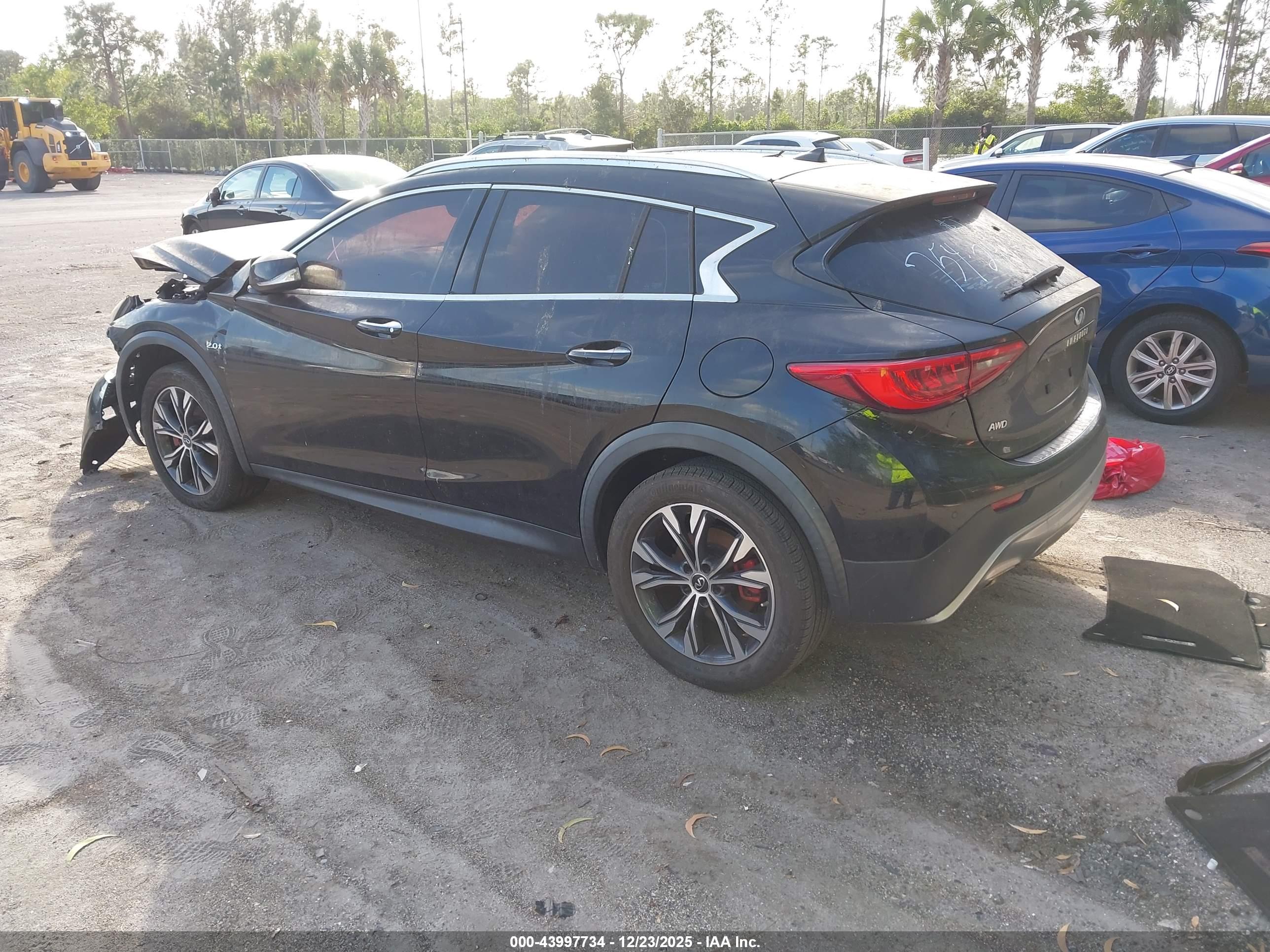 INFINITI QX30 image 3