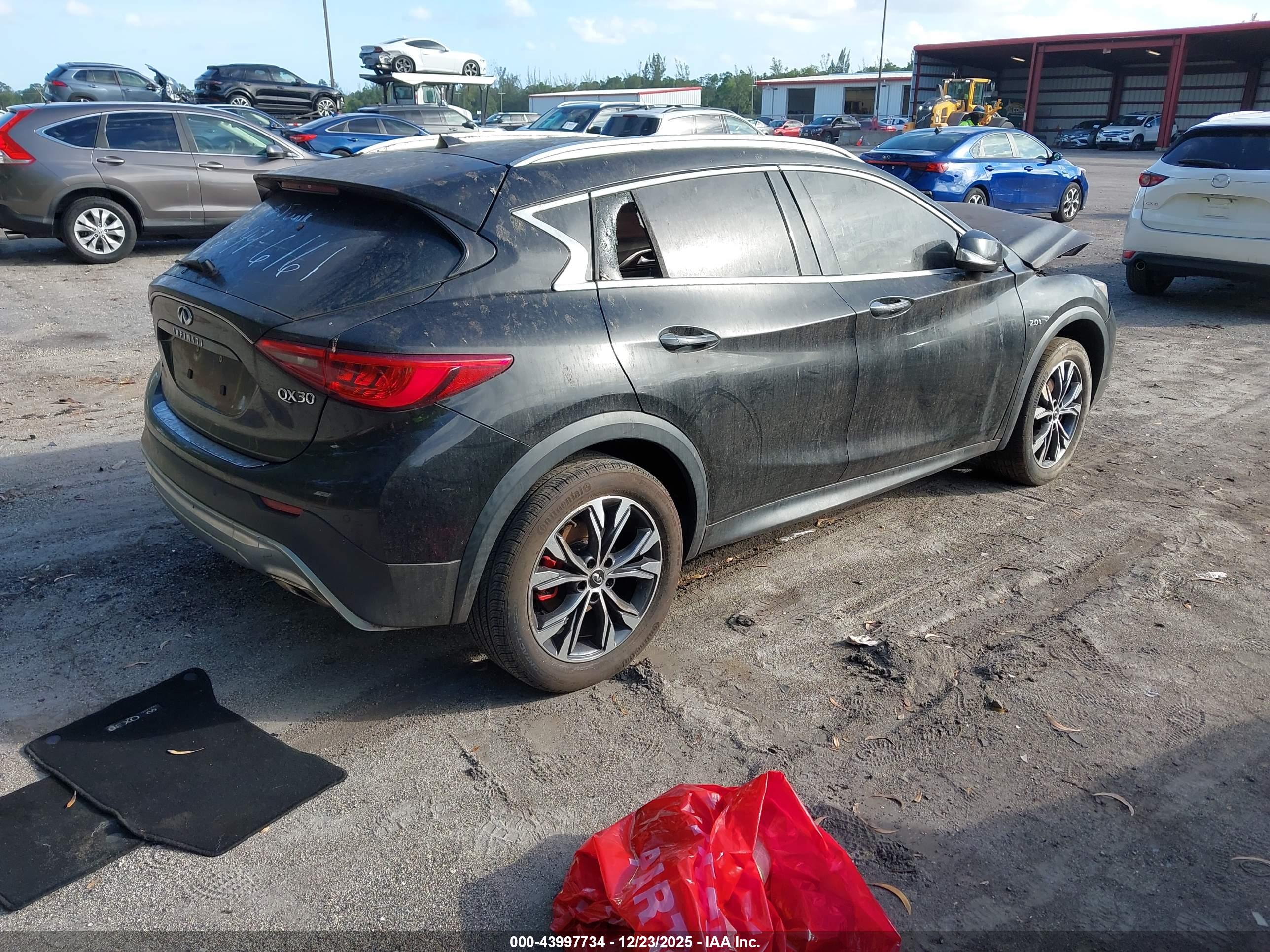 INFINITI QX30 image 4