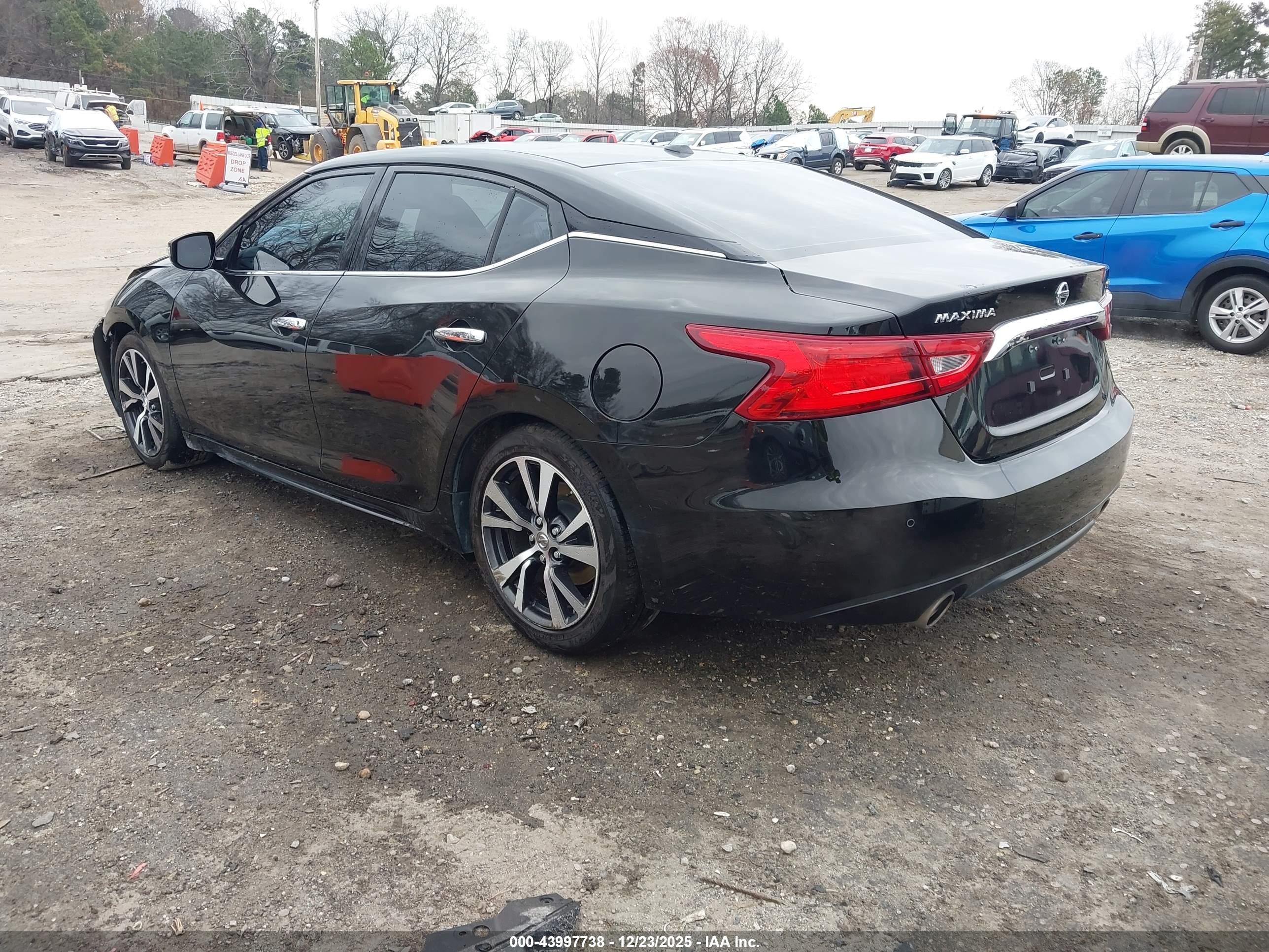 NISSAN MAXIMA image 3