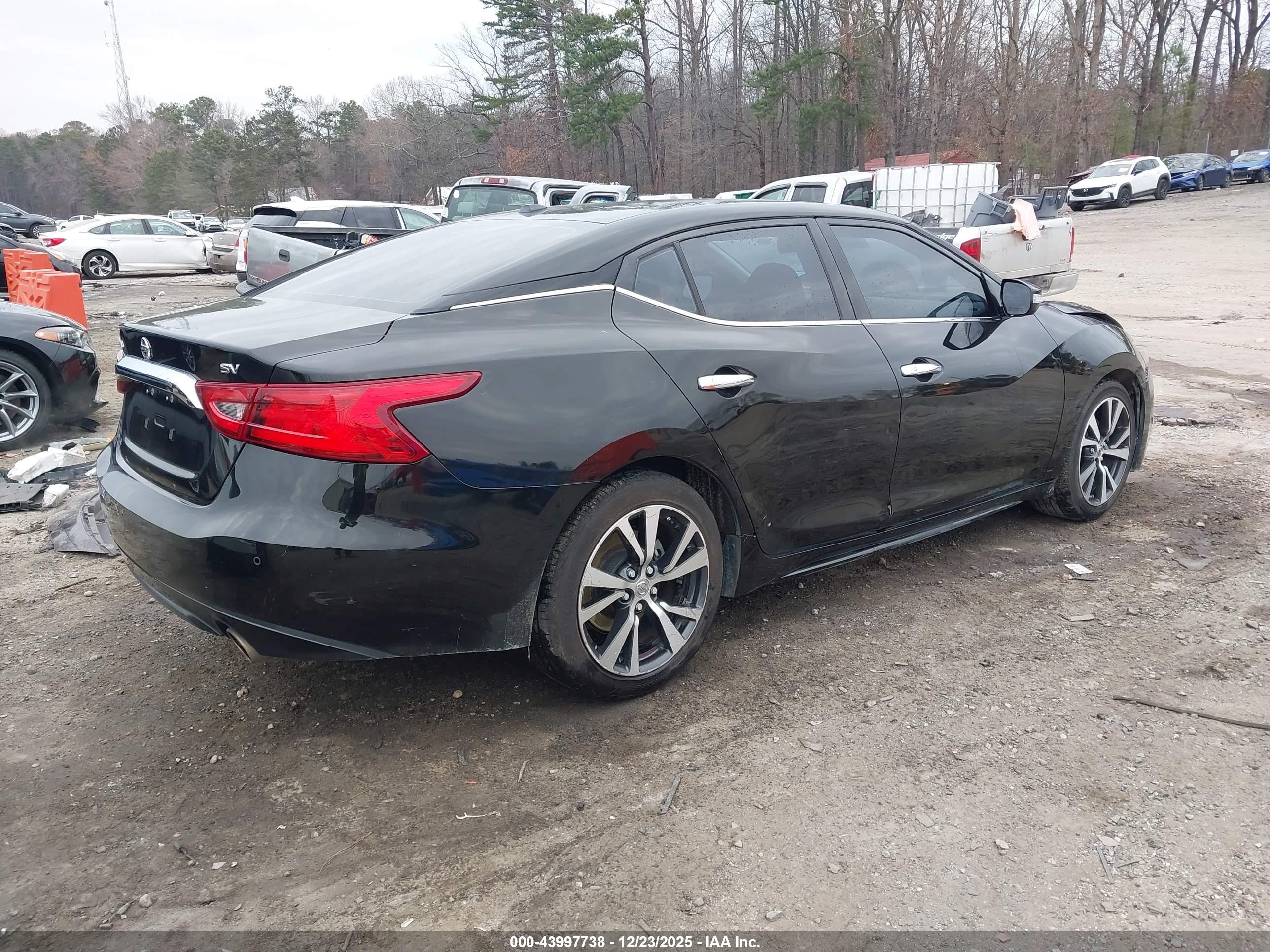 NISSAN MAXIMA image 4