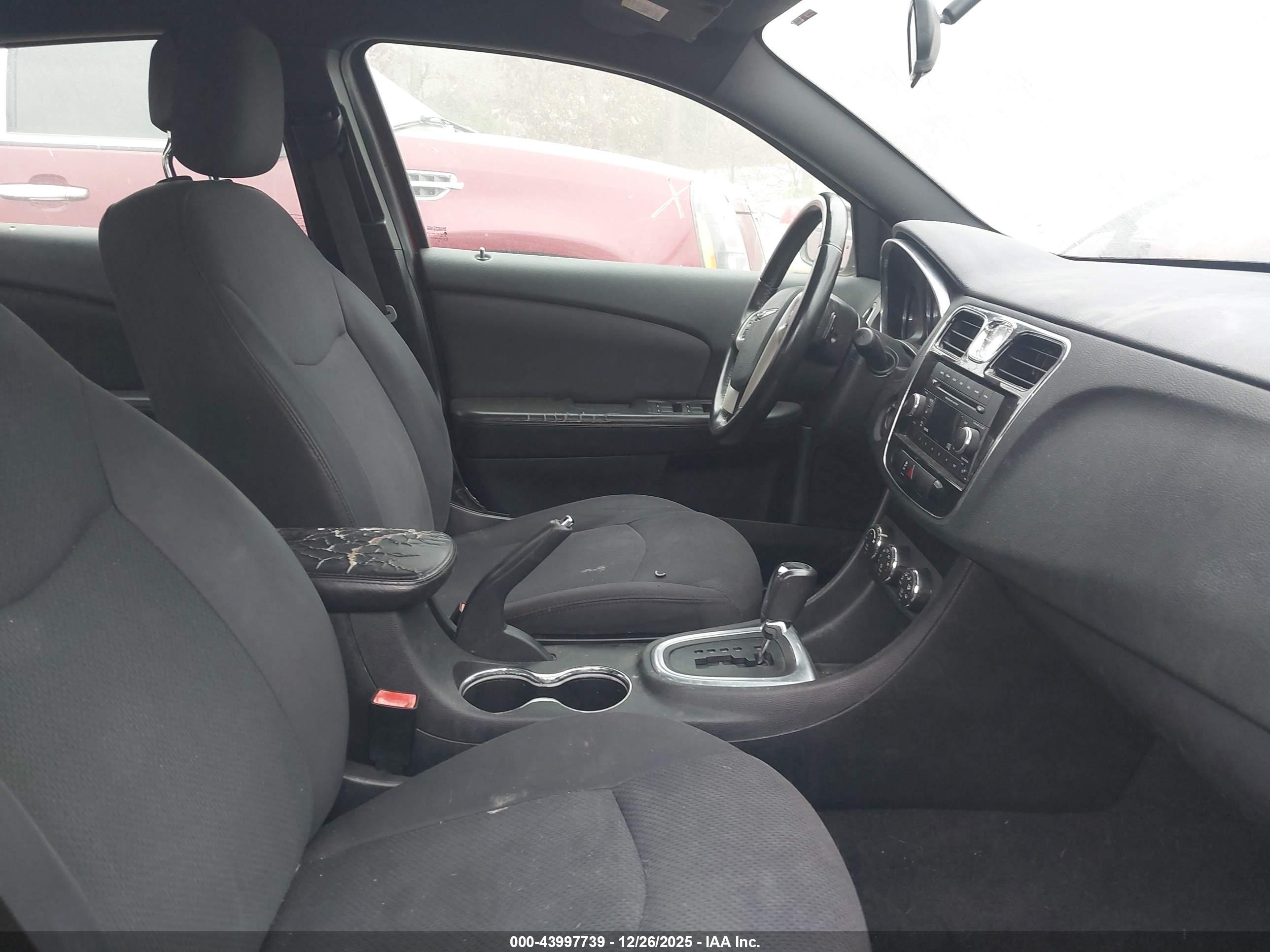 CHRYSLER 200 image 5