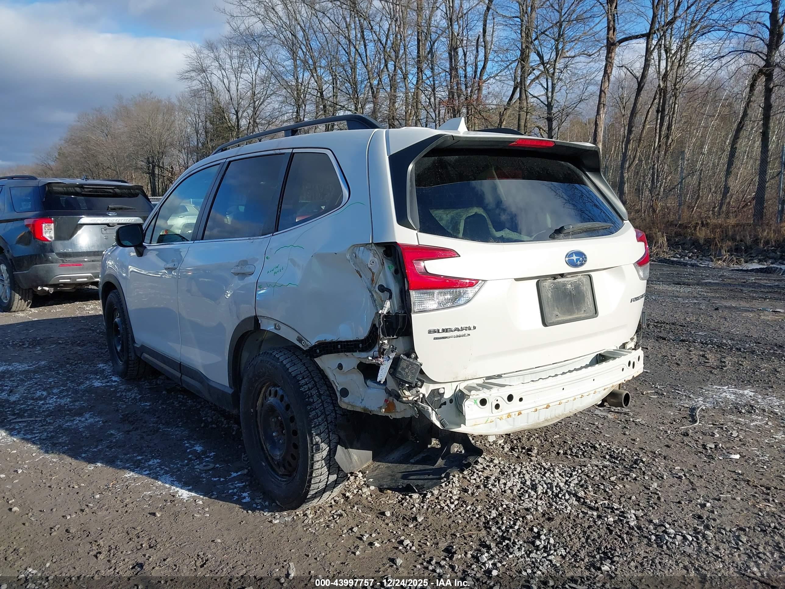 SUBARU FORESTER image 6