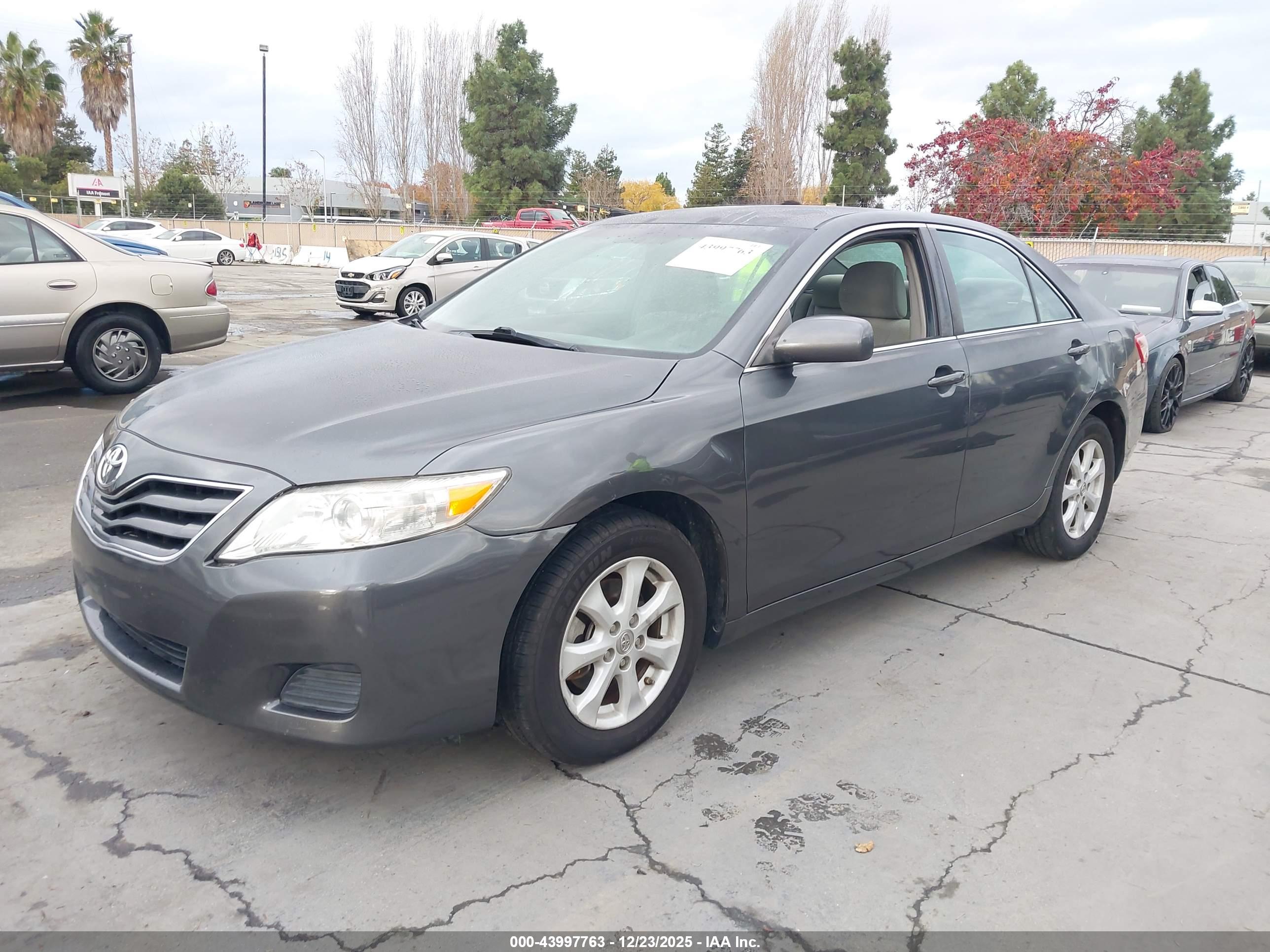 TOYOTA CAMRY image 2