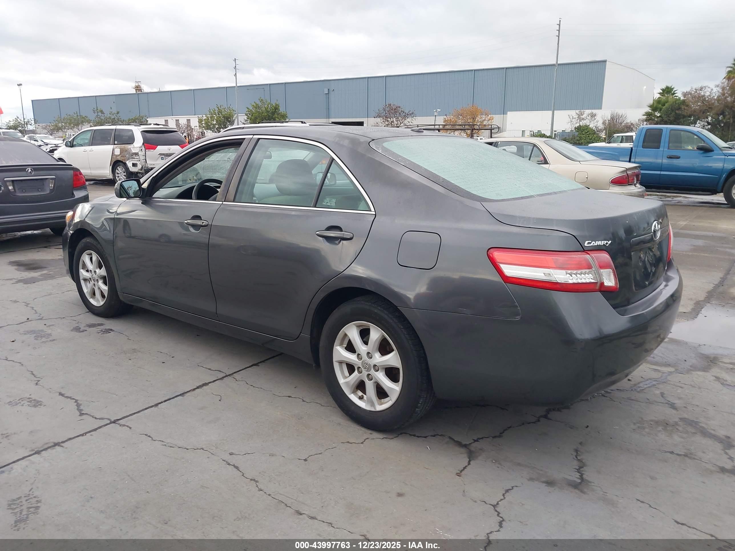 TOYOTA CAMRY image 3
