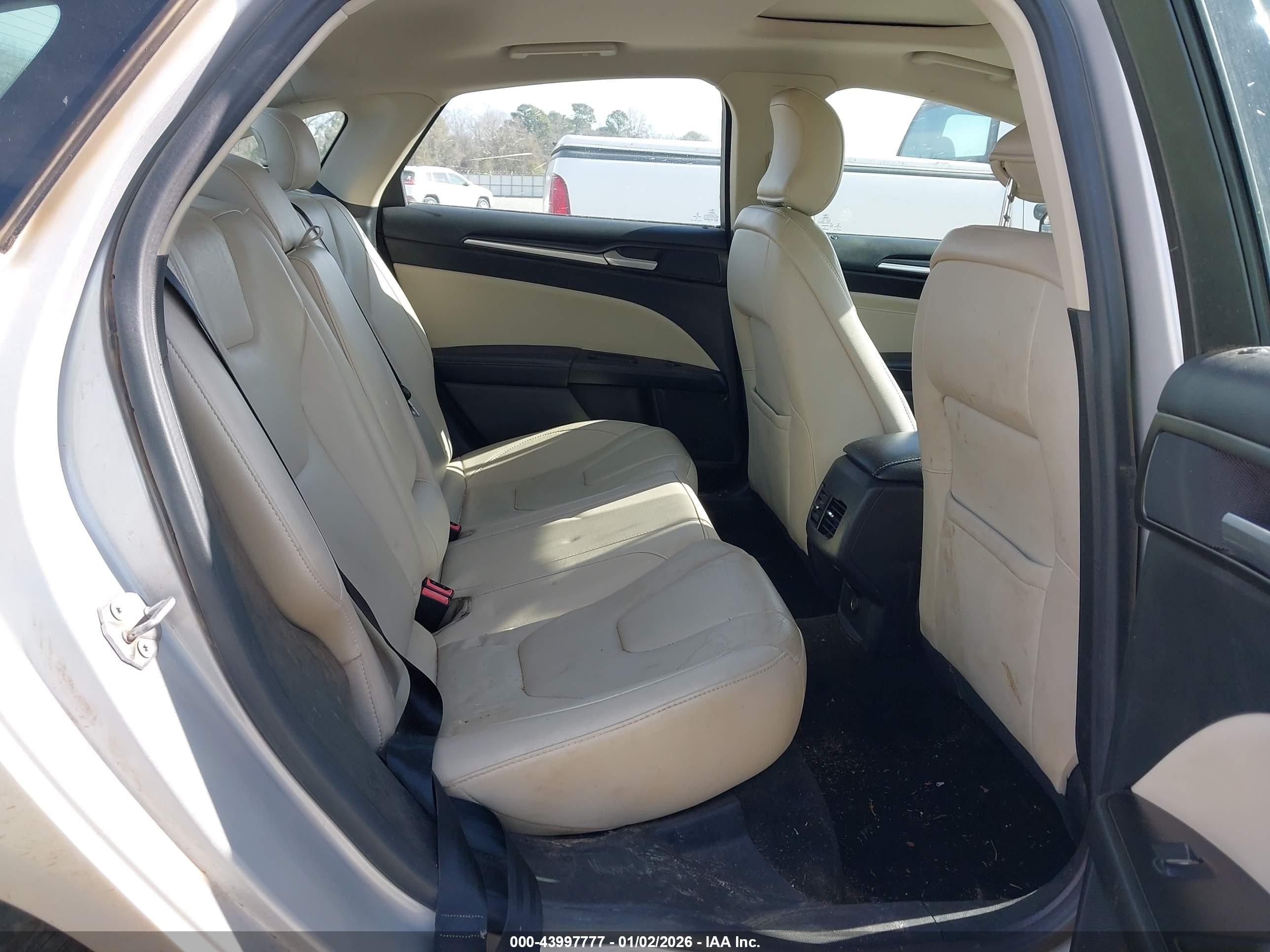 FORD FUSION image 8