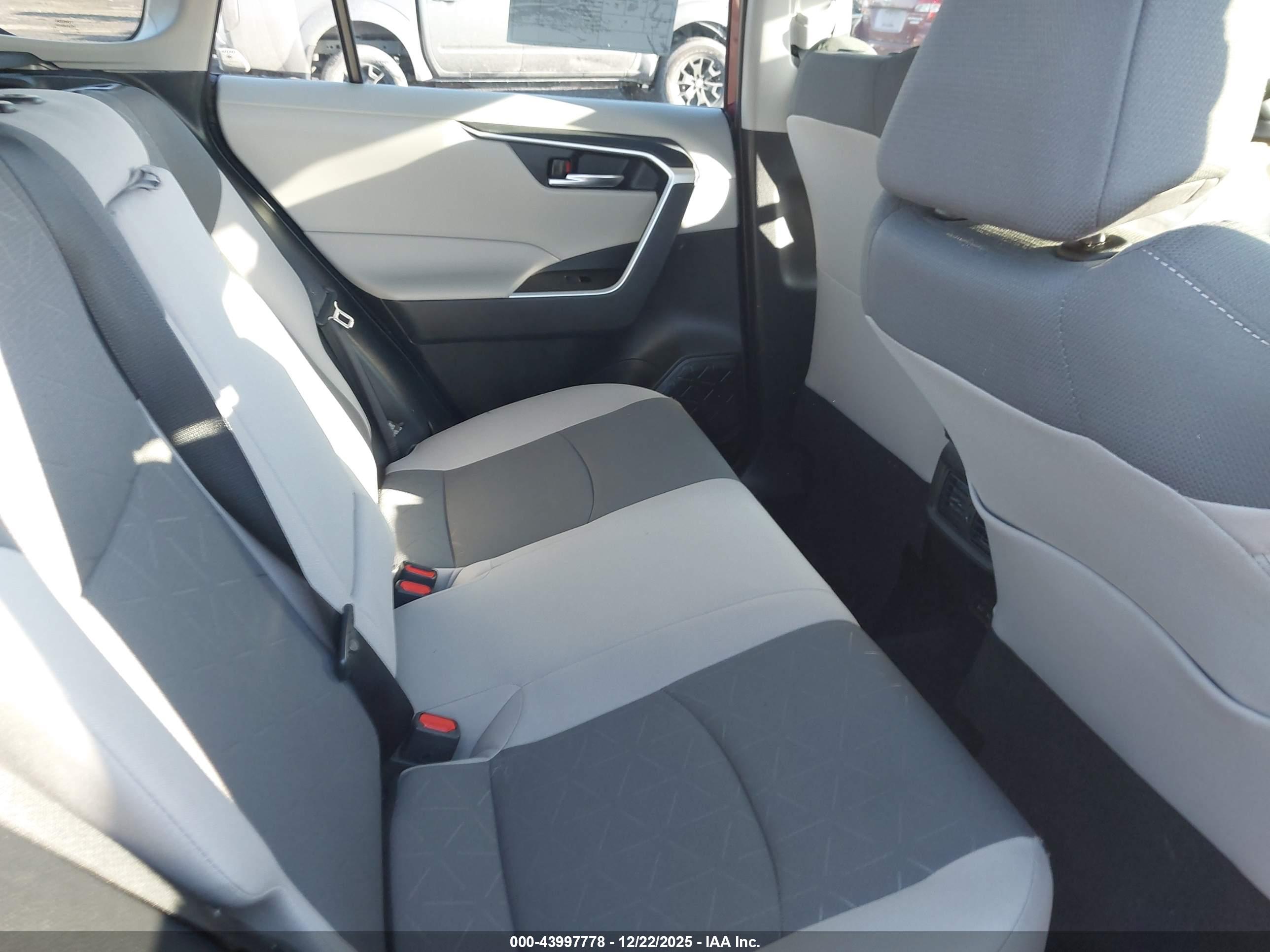 TOYOTA RAV4 image 8