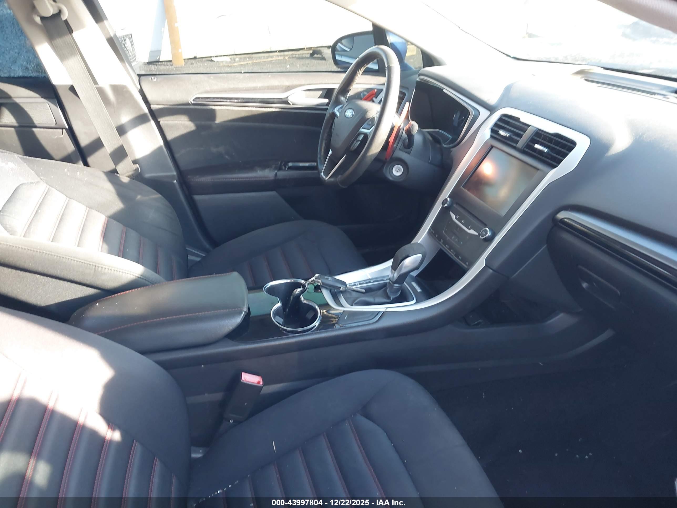 FORD FUSION image 5