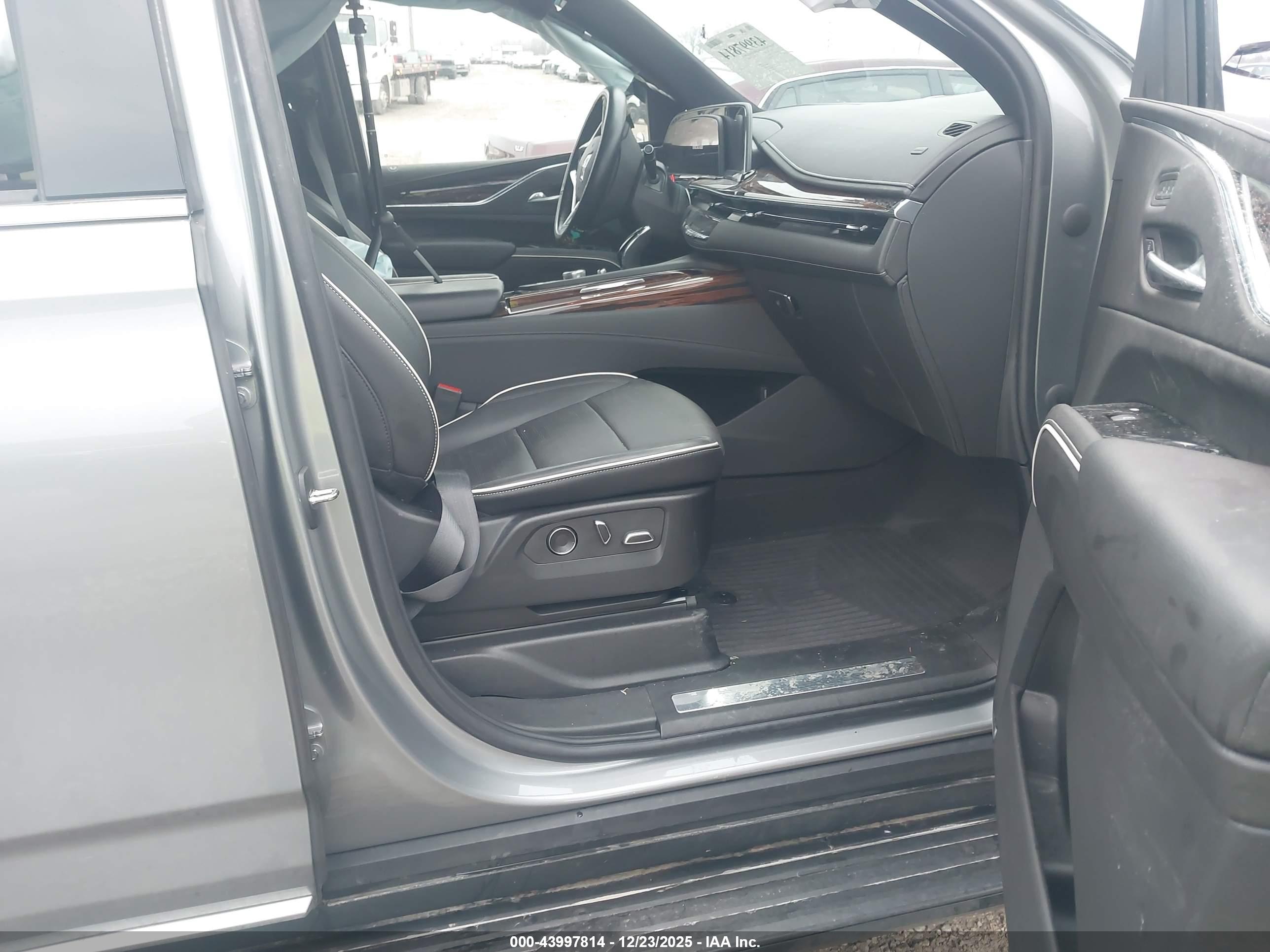 CADILLAC ESCALADE image 5