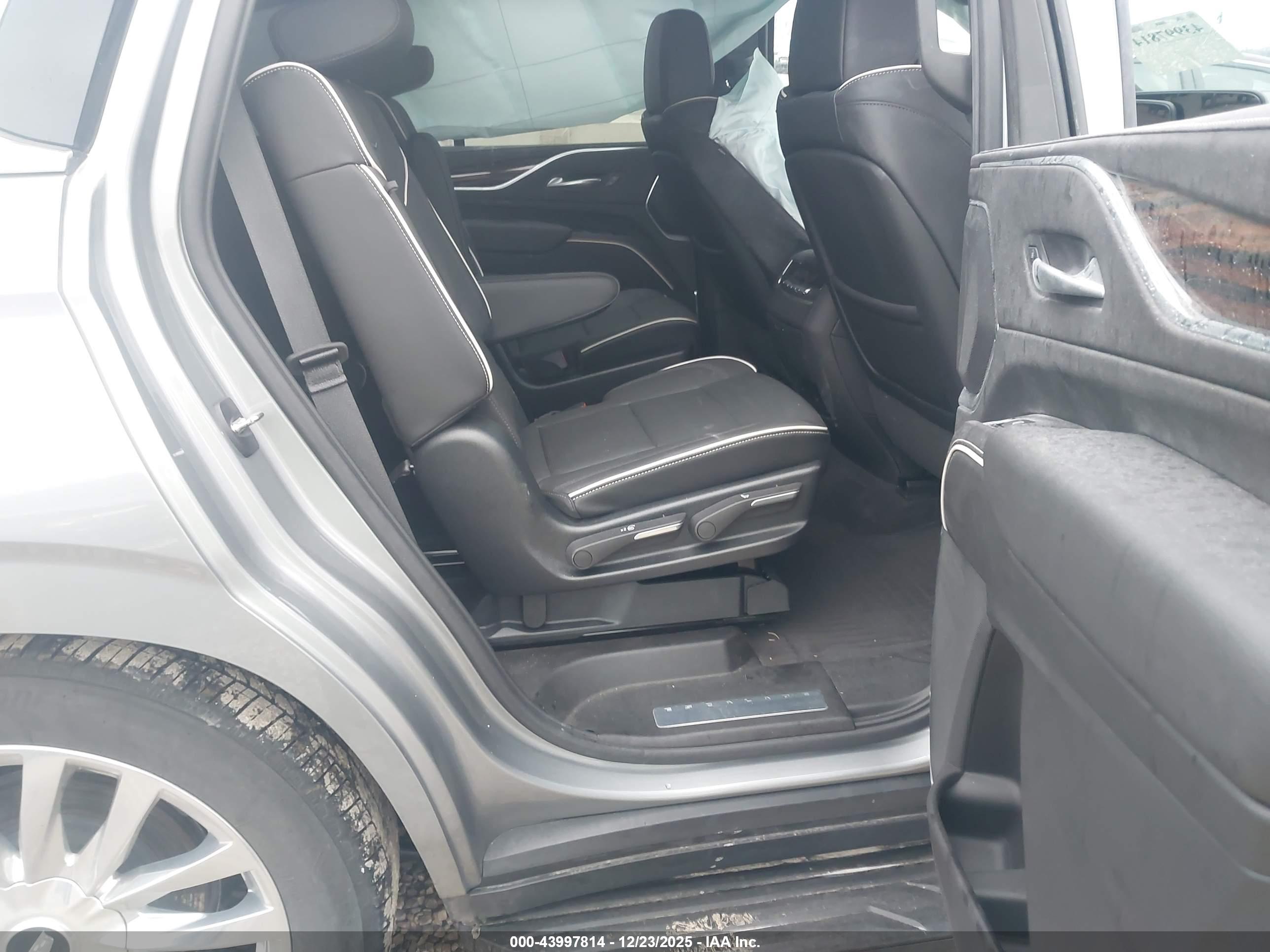 CADILLAC ESCALADE image 8
