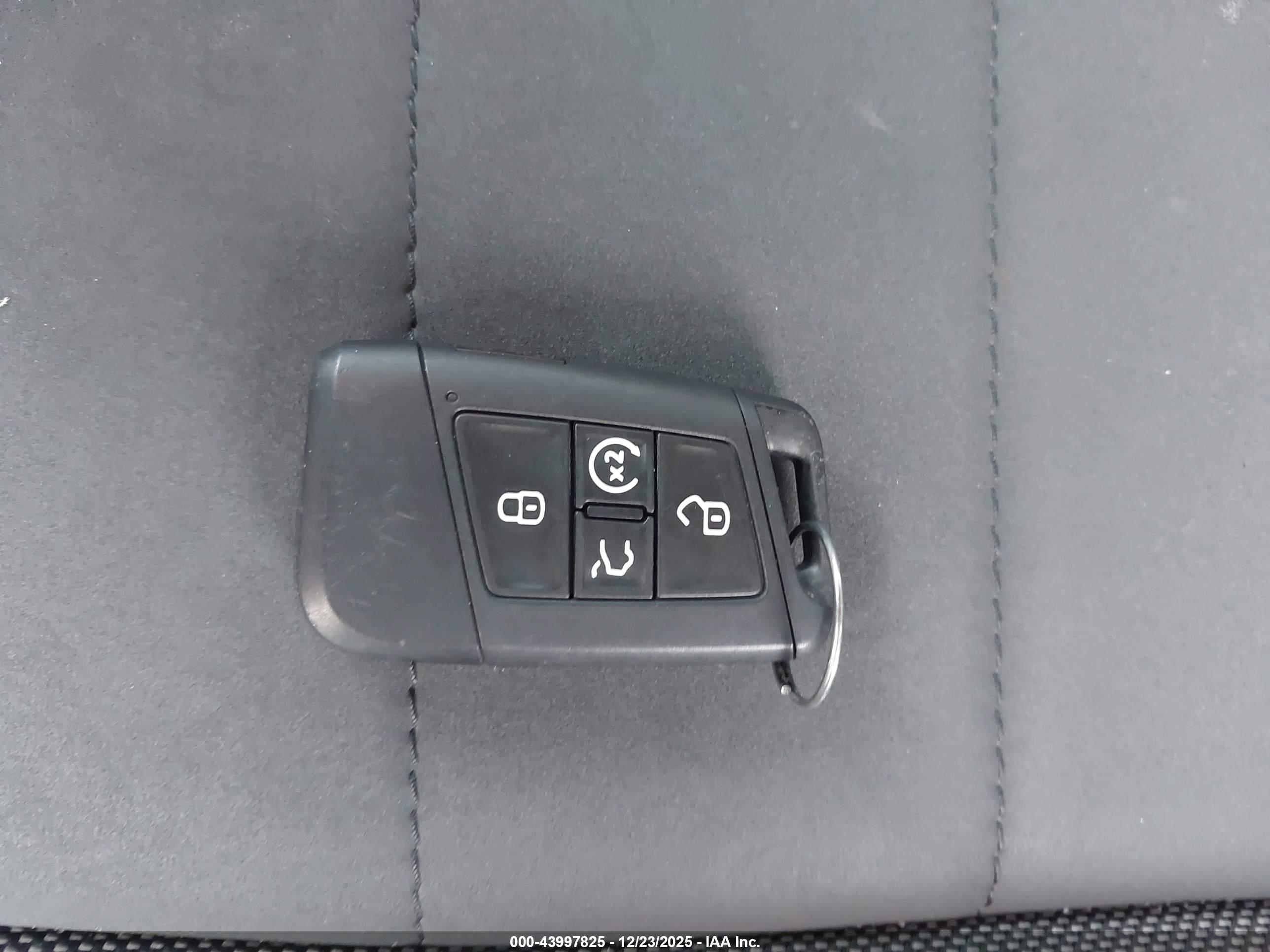 VOLKSWAGEN TAOS image 11