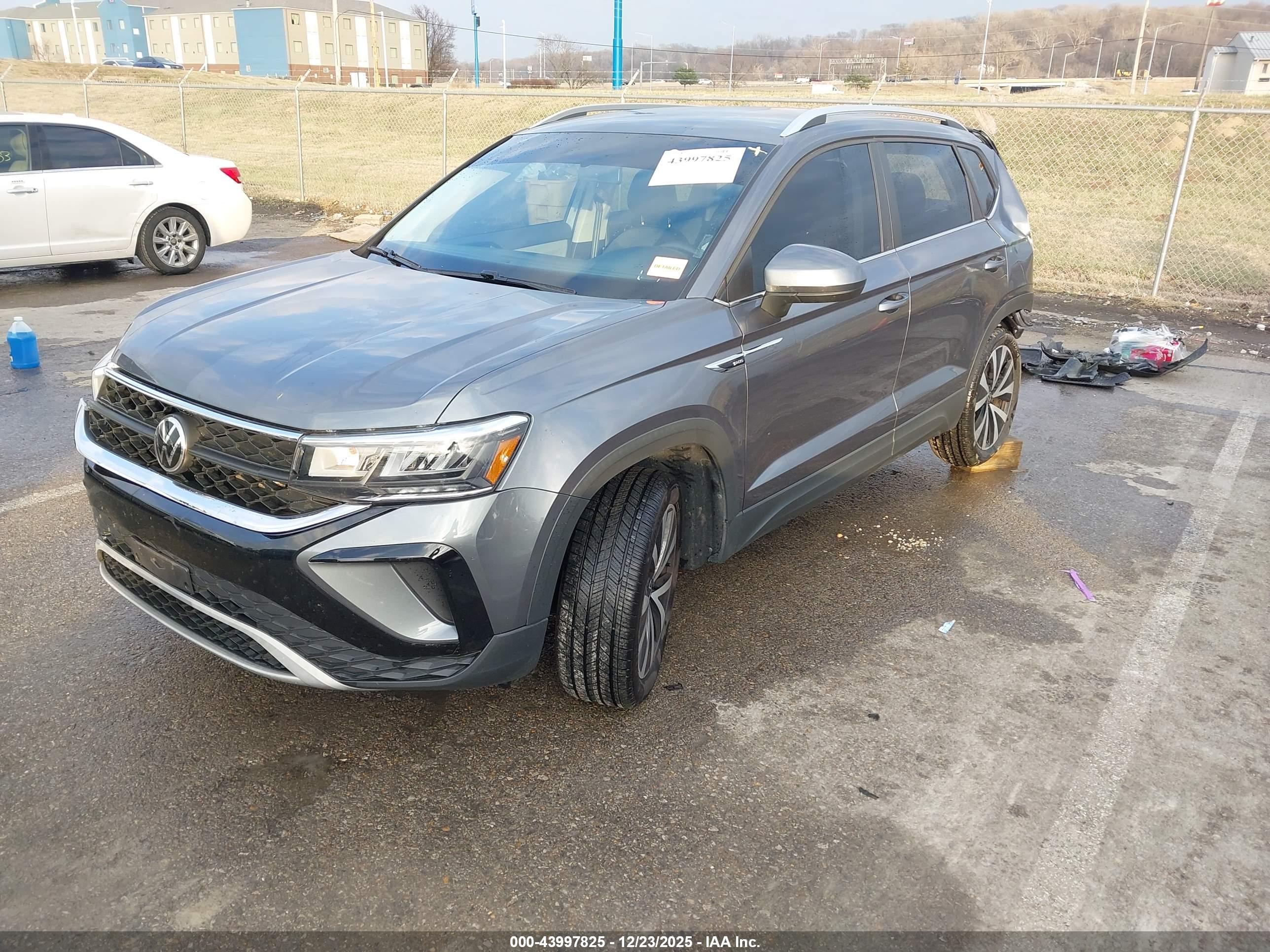 VOLKSWAGEN TAOS image 2