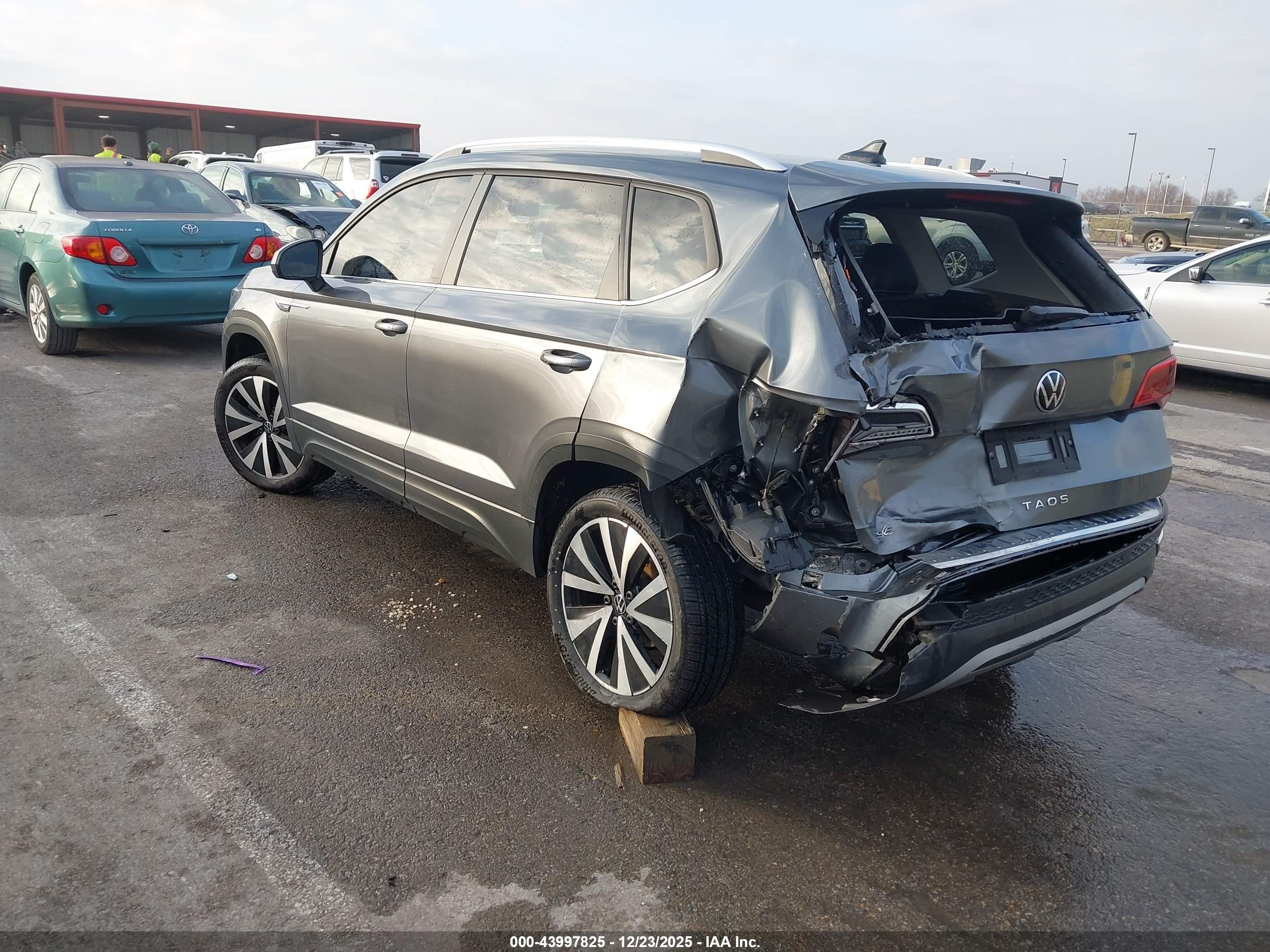 VOLKSWAGEN TAOS image 3