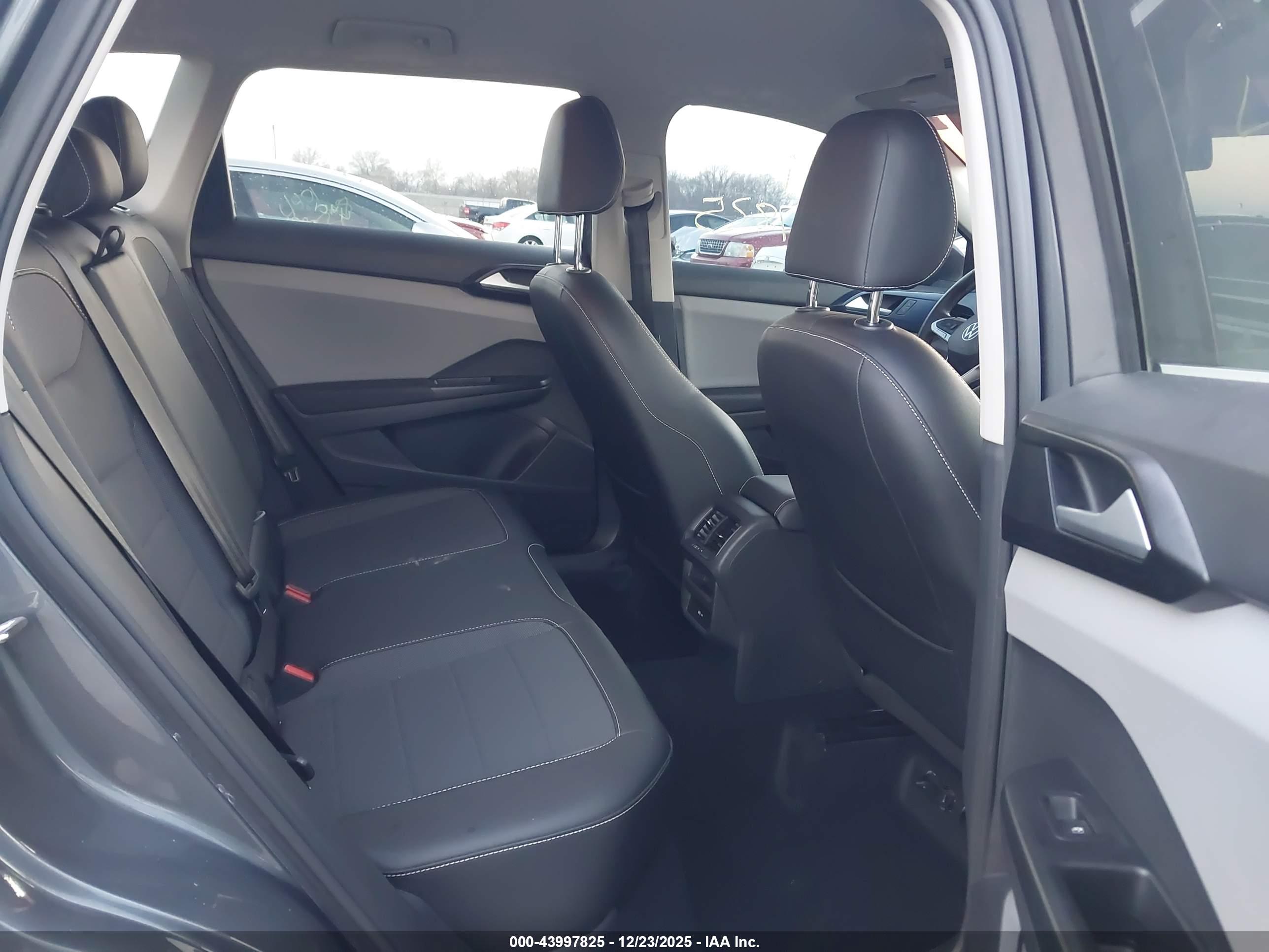 VOLKSWAGEN TAOS image 8