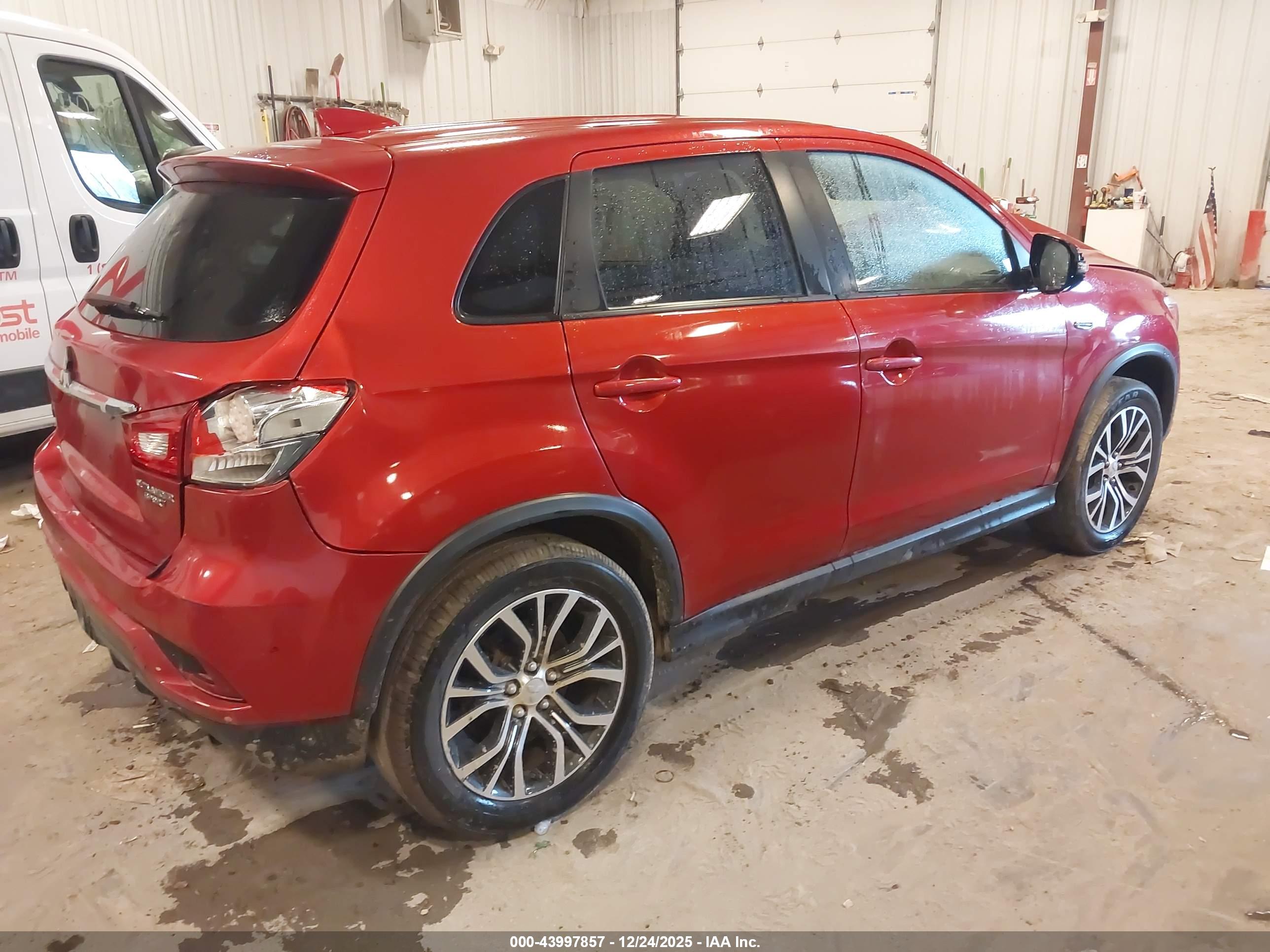 MITSUBISHI OUTLANDER image 4