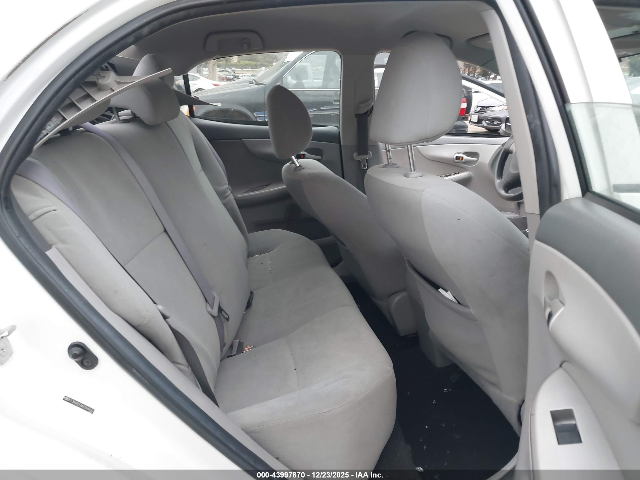 TOYOTA COROLLA image 8