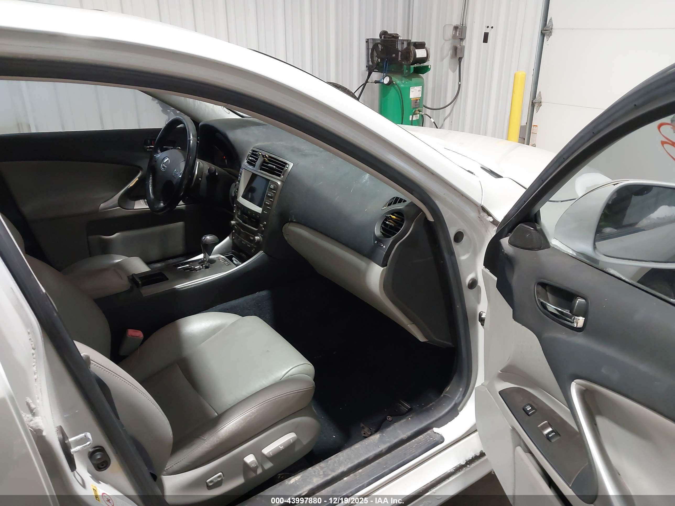 LEXUS IS image 5