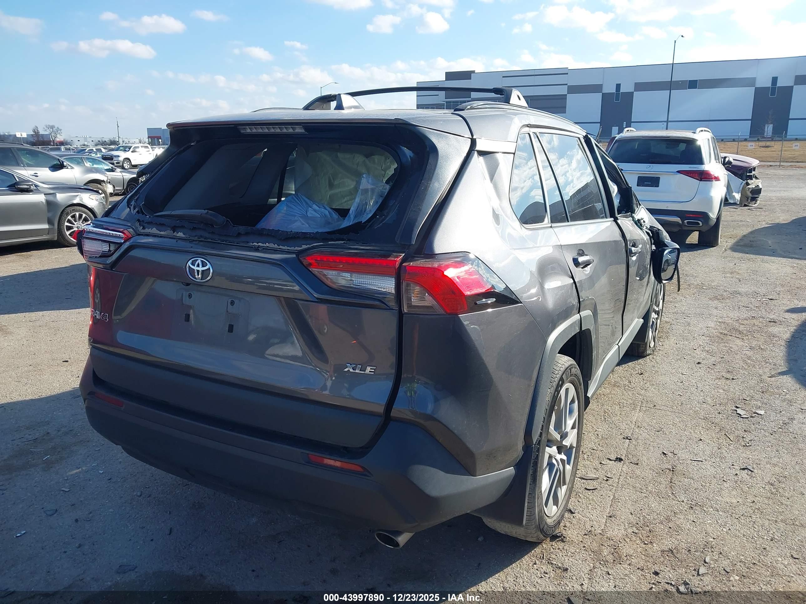 TOYOTA RAV4 image 4